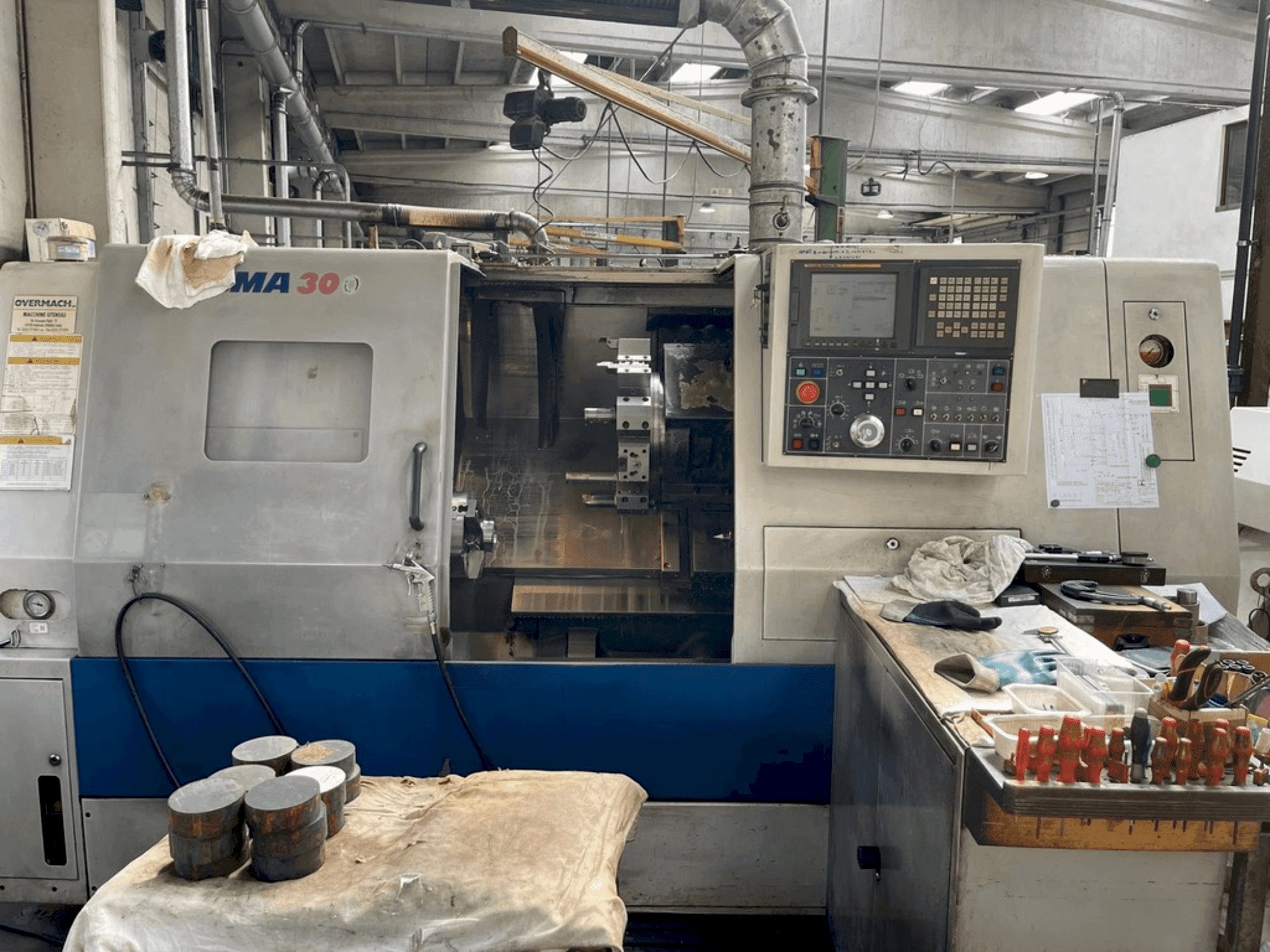 Čelní pohled na DAEWOO PUMA 300B stroj