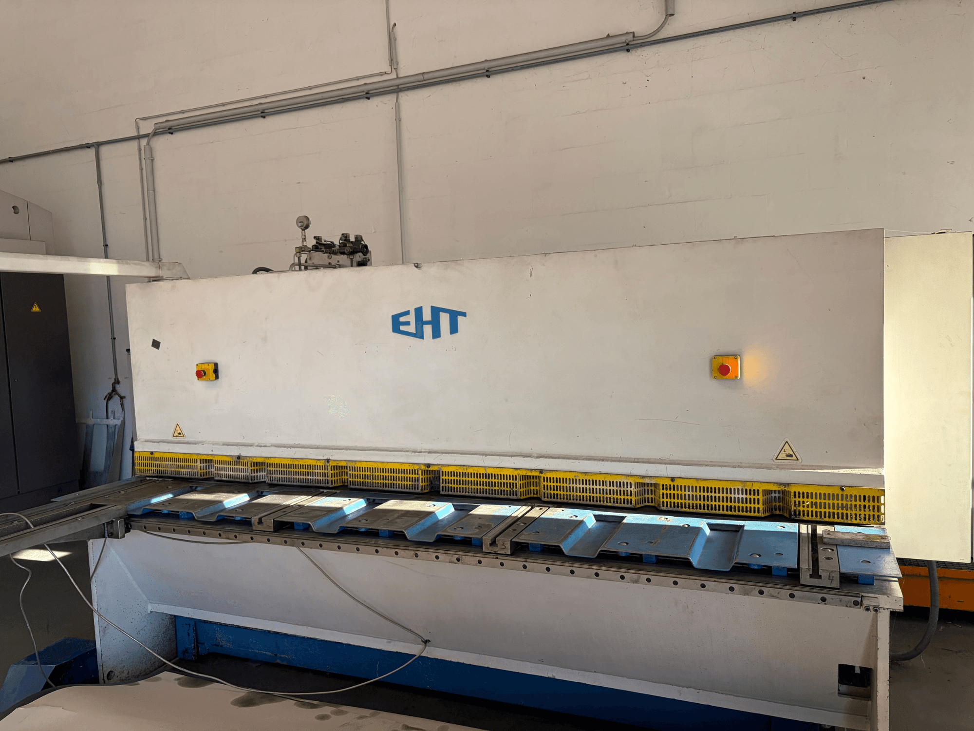 Hydraulický nůž EHT ISS 5-30 v dílně, pohled zepředu s ovládacím panelem a řezací plochou.