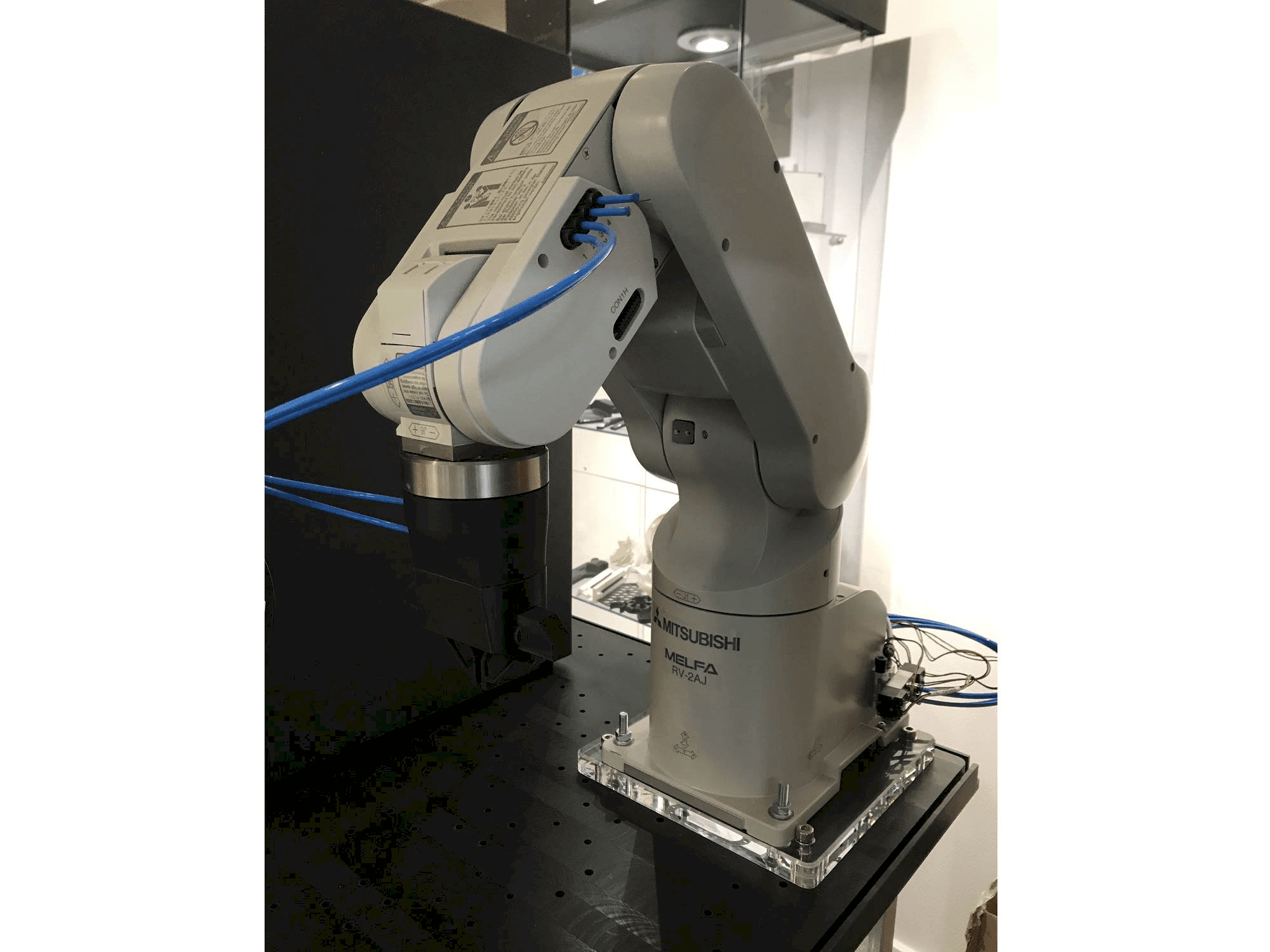 Čelní pohled na Mitsubishi RV-2AJ stroj