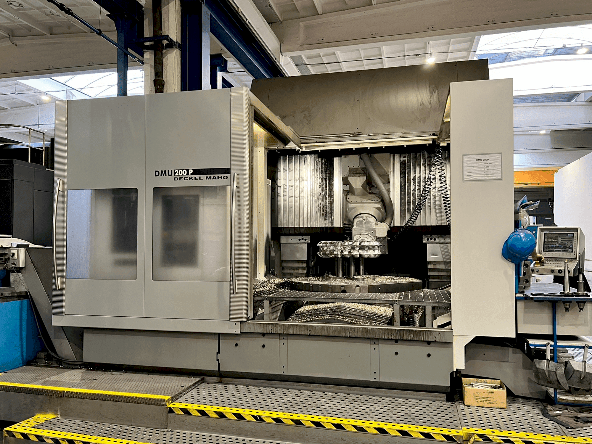 Čelní pohled na DECKEL MAHO DMU 200P stroj