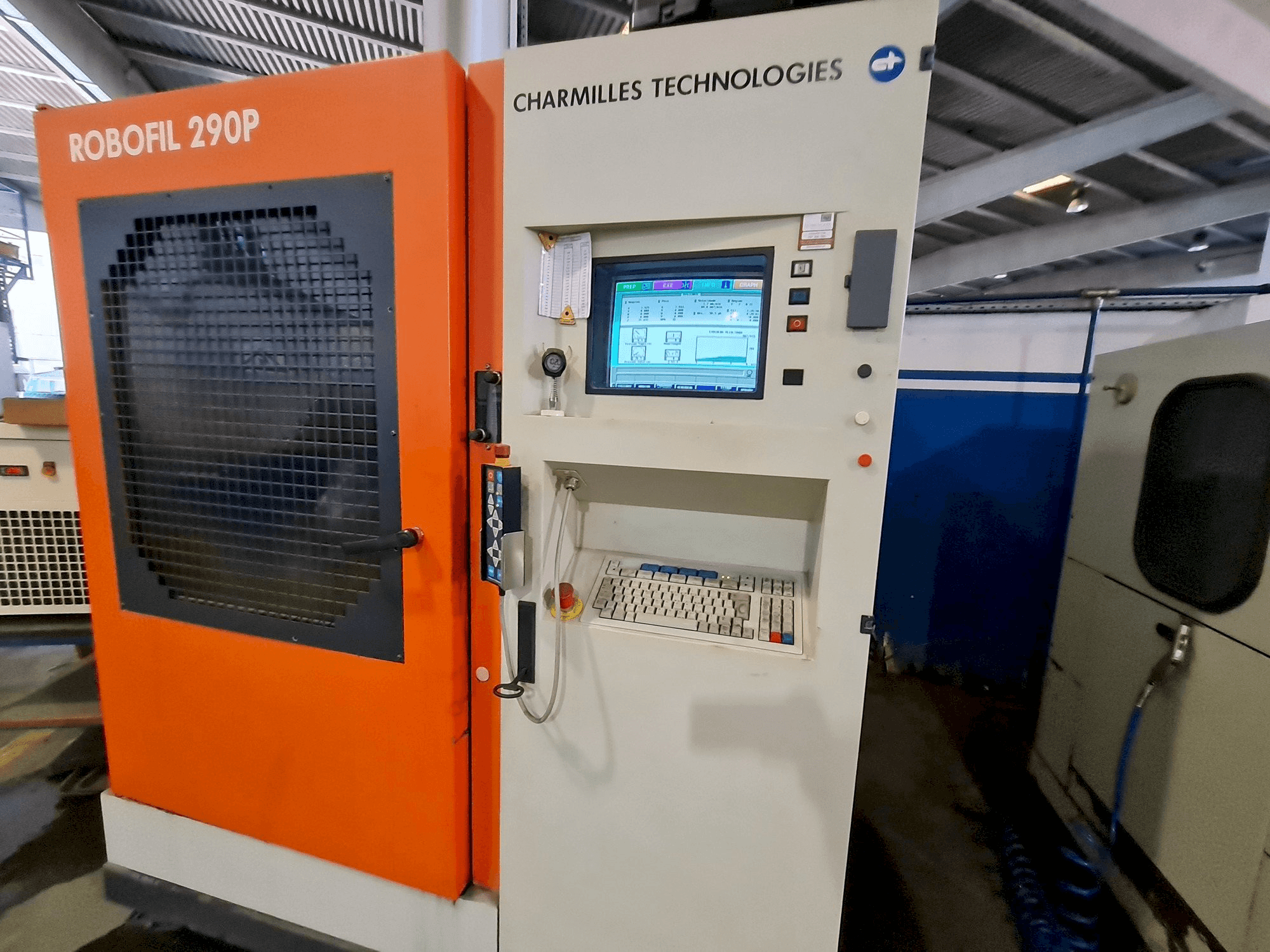 Čelní pohled na CHARMILLES 290P stroj