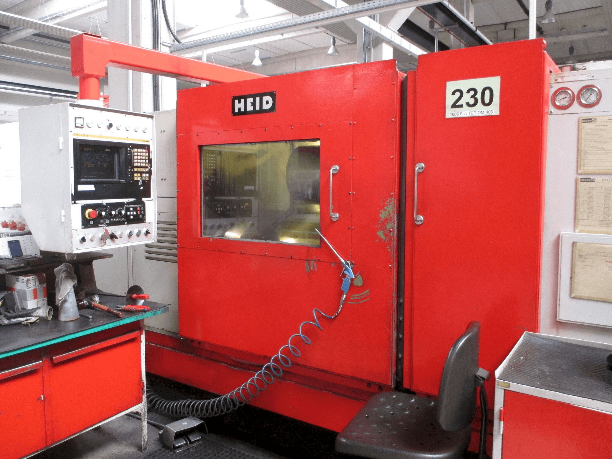 Čelní pohled na HEID SDM12-NCC stroj