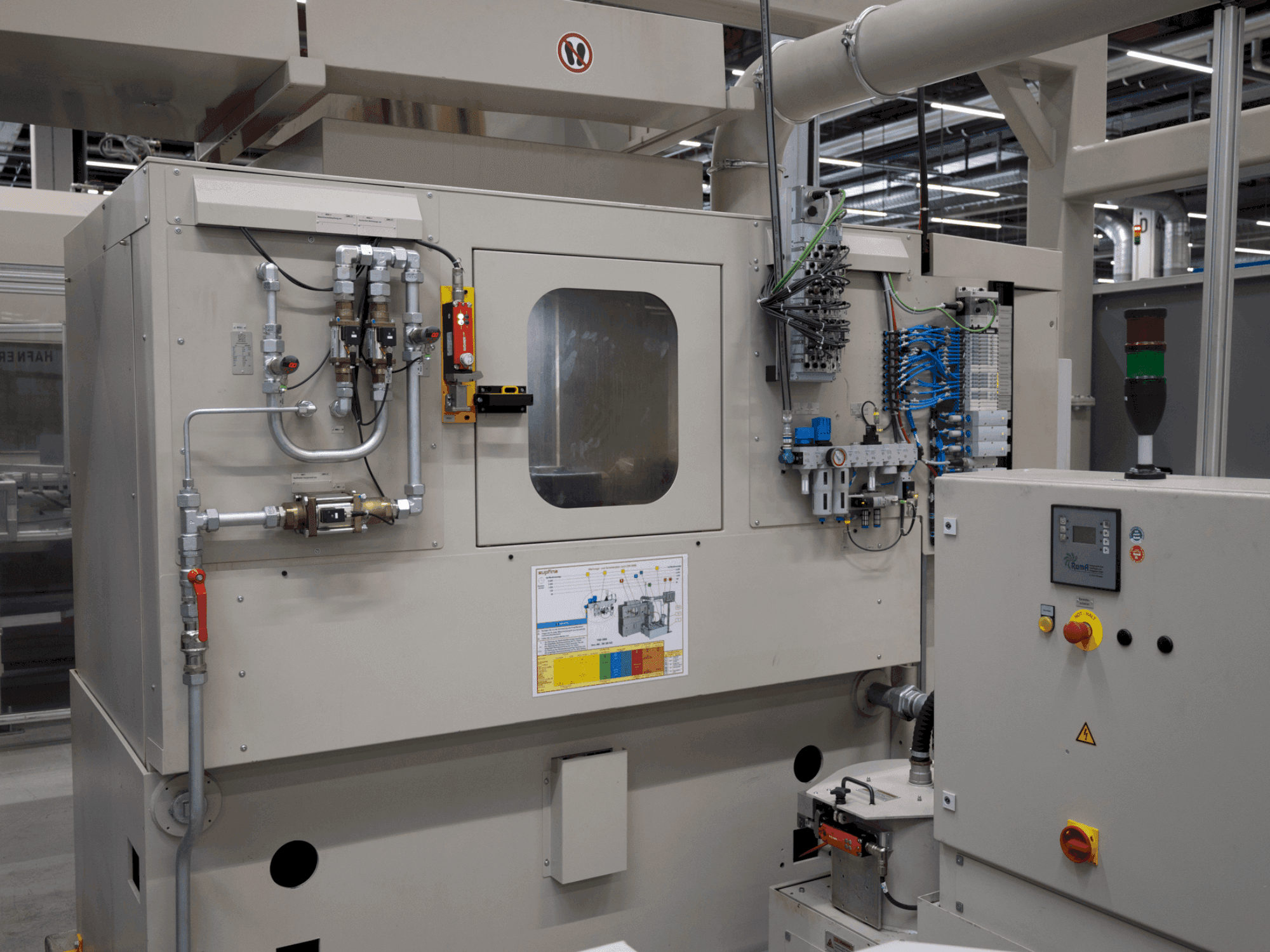 Čelní pohled na SUPFINA LCM 220/4-220/3 stroj