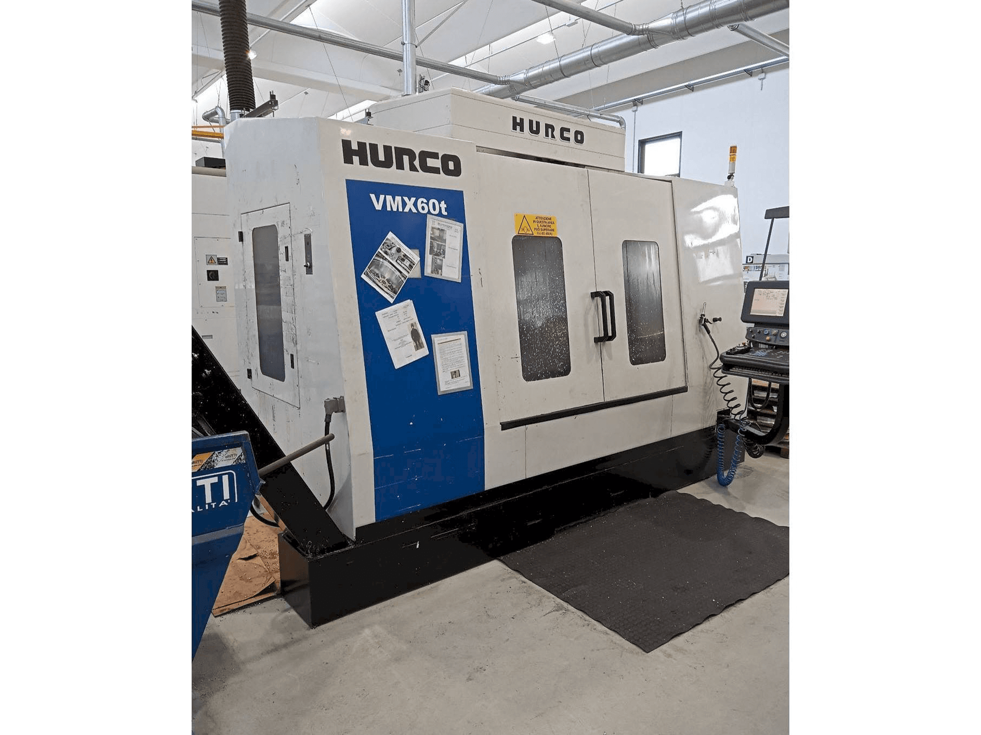 Čelní pohled na Hurco VMX 60T stroj