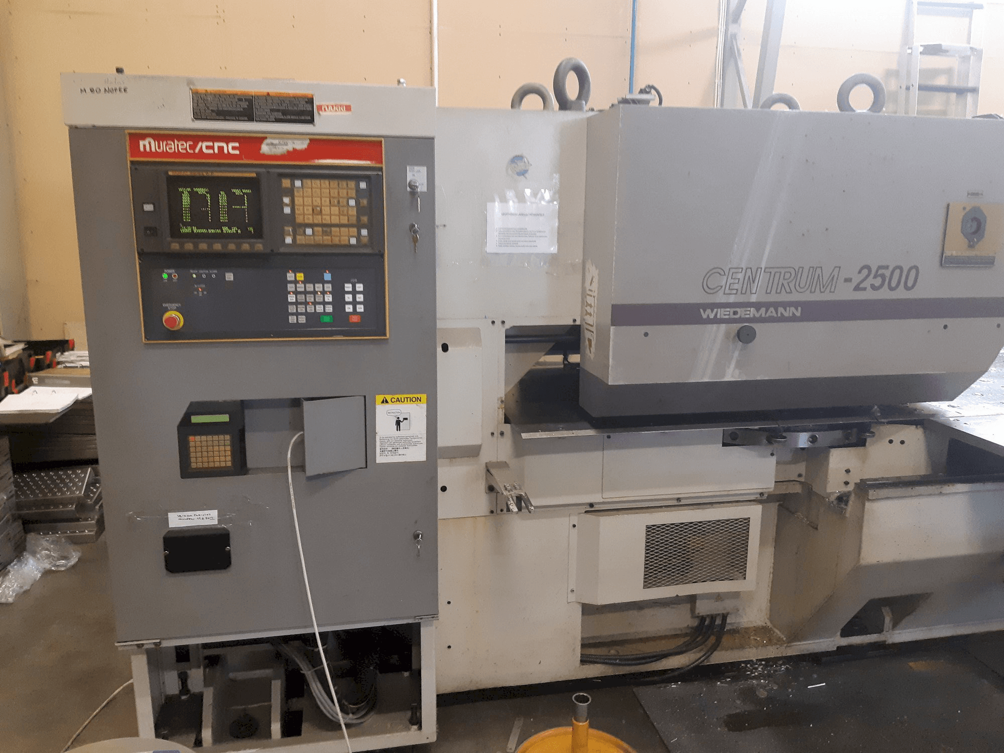 Čelní pohled na Murata Wiedemann C-2500 stroj