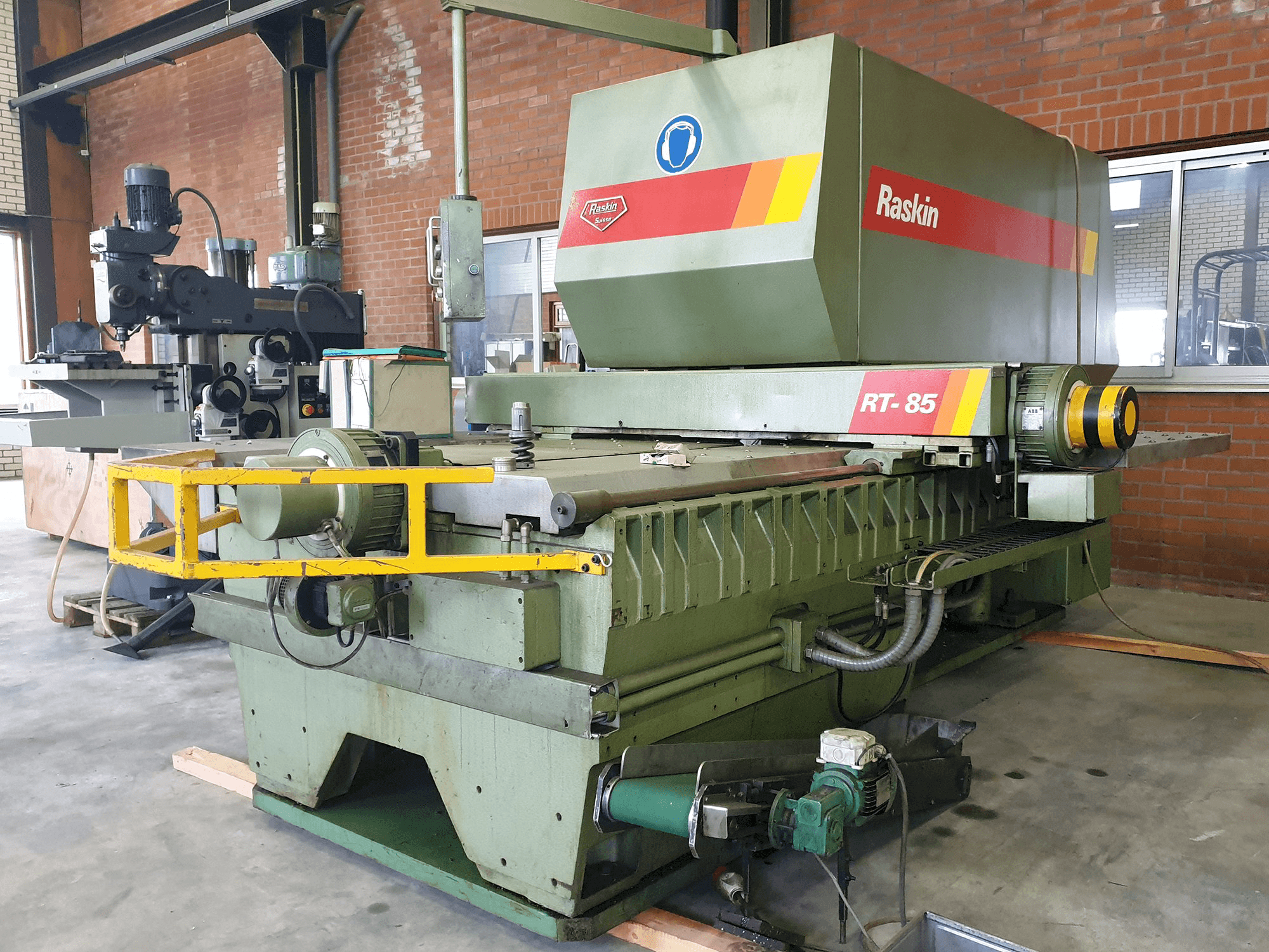 Pravý pohled na Raskin RT-85 stroj