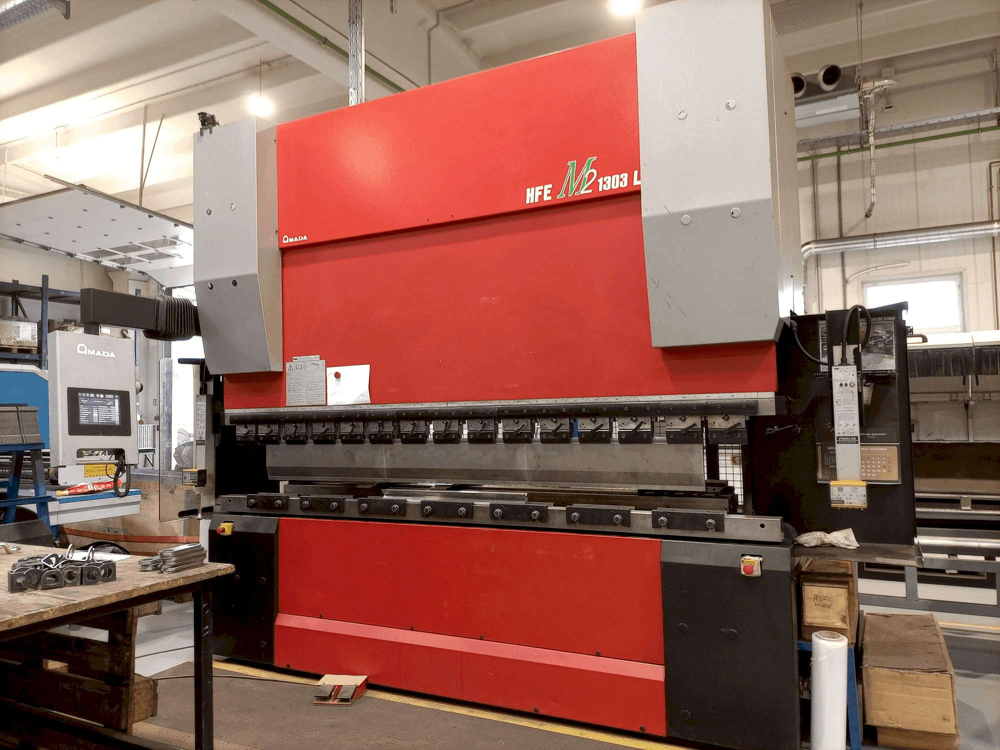 Čelní pohled na AMADA HFE-1303M2 stroj