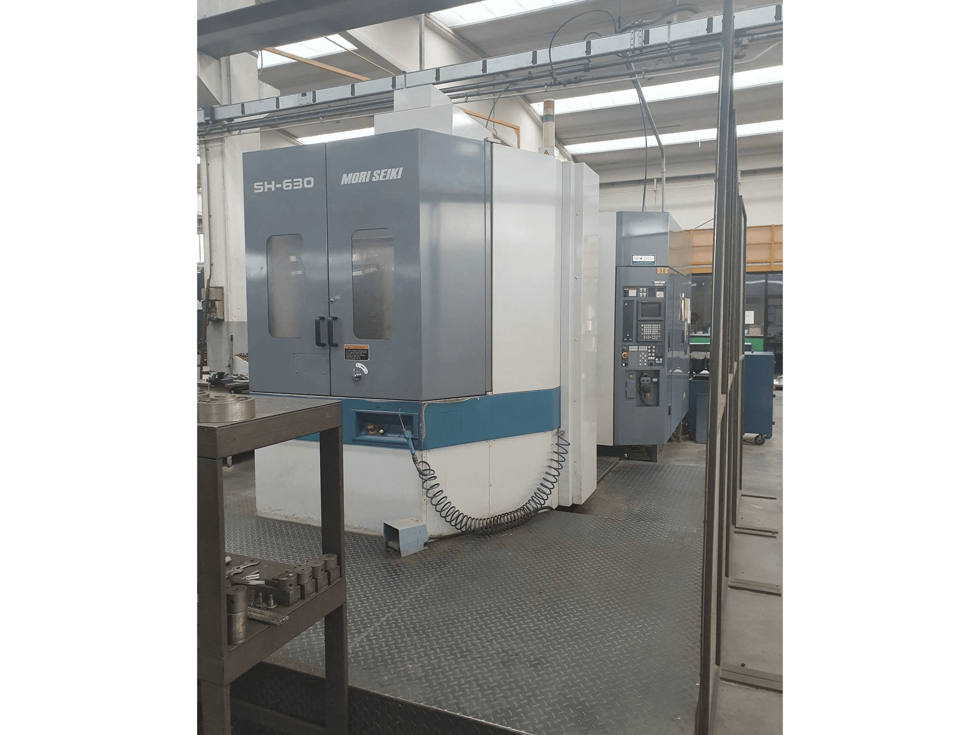Čelní pohled na MORI SEIKI SH-630 stroj