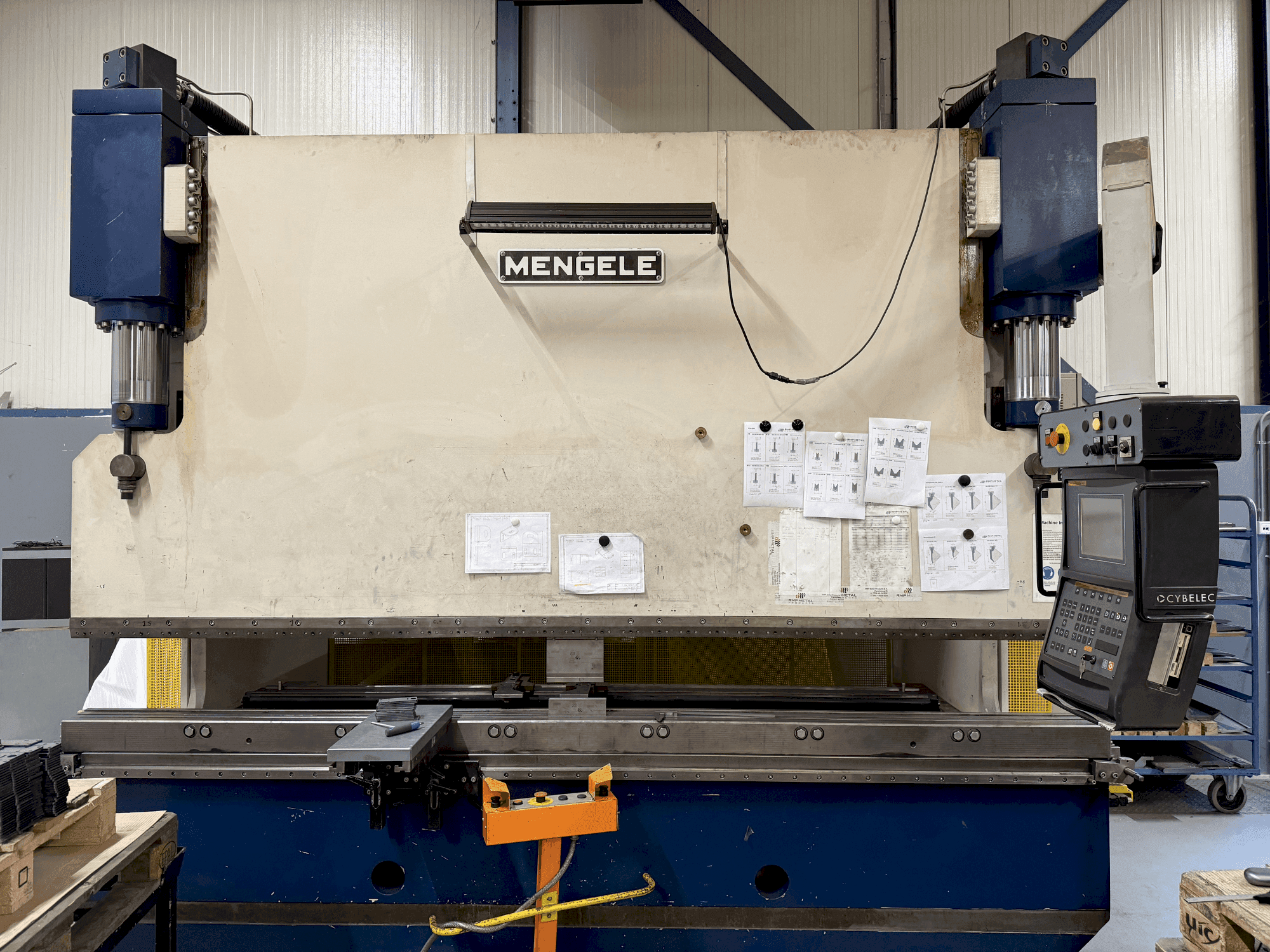 Čelní pohled na MENGELE HB175-30/35 stroj