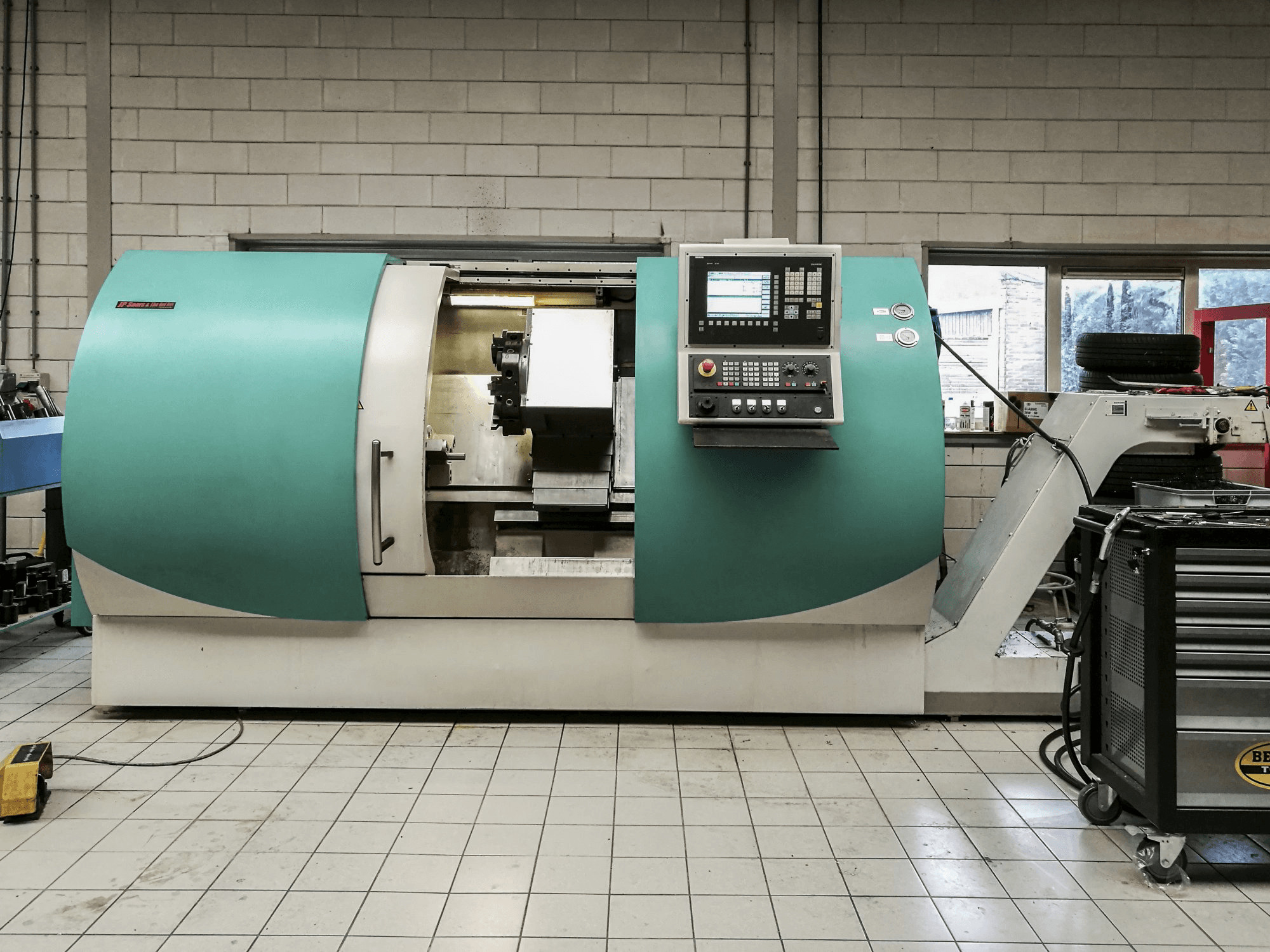 Čelní pohled na TRENS SBL 500 CNC stroj