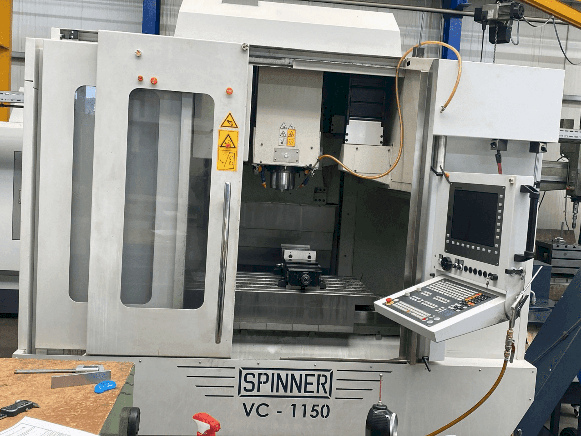 Čelní pohled na SPINNER VC 1150 stroj