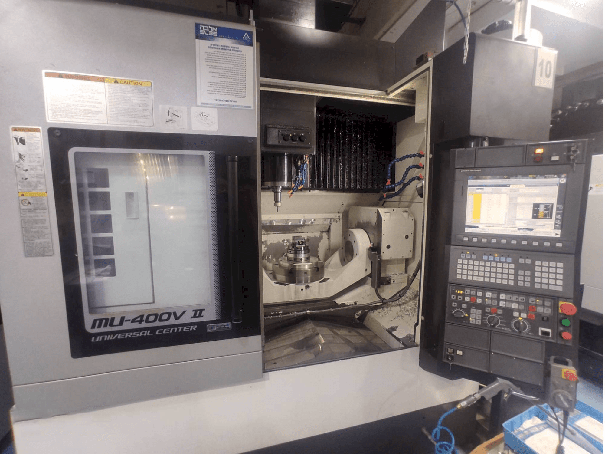 Čelní pohled na Okuma MU-400V-II stroj