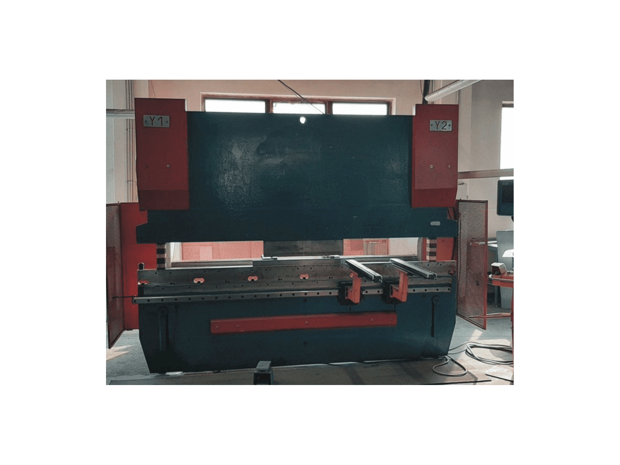 Čelní pohled na BEYELER PR6 stroj