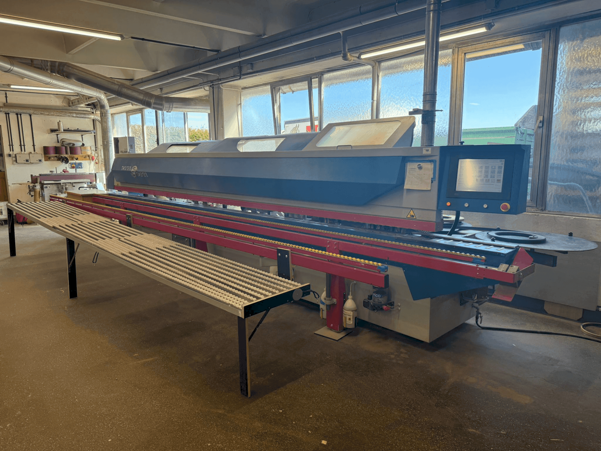 Čelní pohled na OTT TWISTER stroj