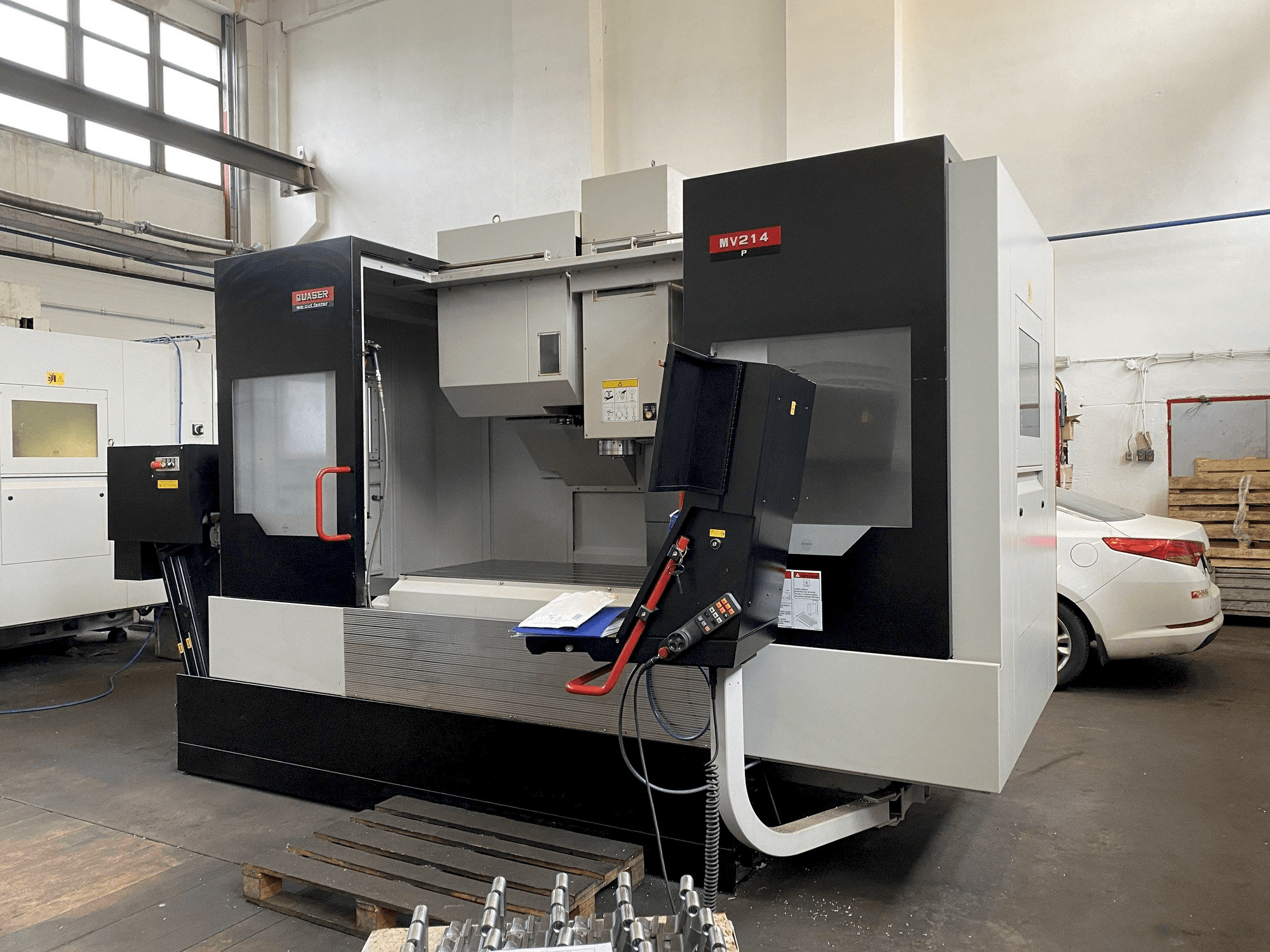 Čelní pohled na Quaser MV214P/12B stroj