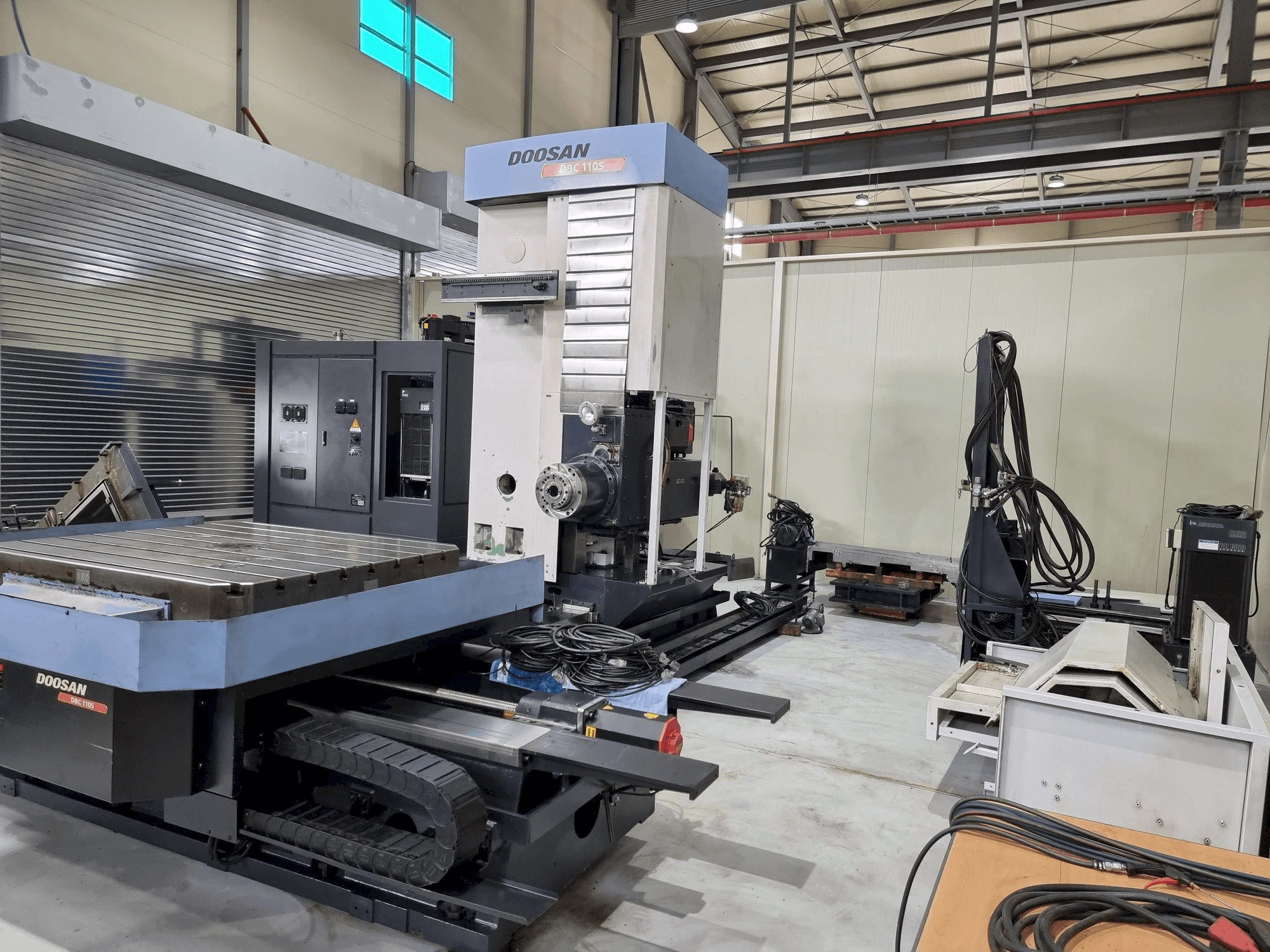 Čelní pohled na Doosan DBC 110S stroj
