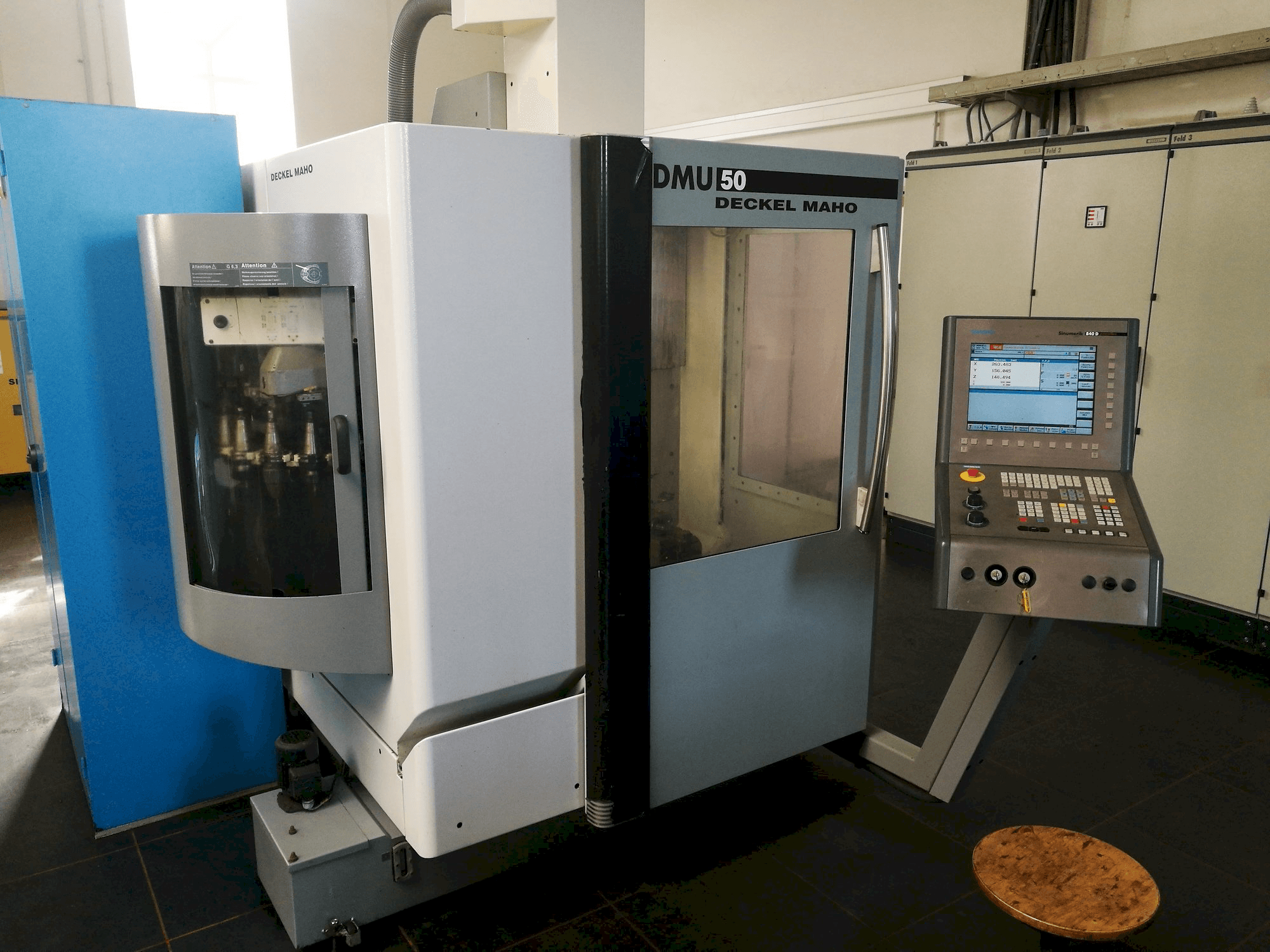 Čelní pohled na DECKEL MAHO DMU 50 stroj