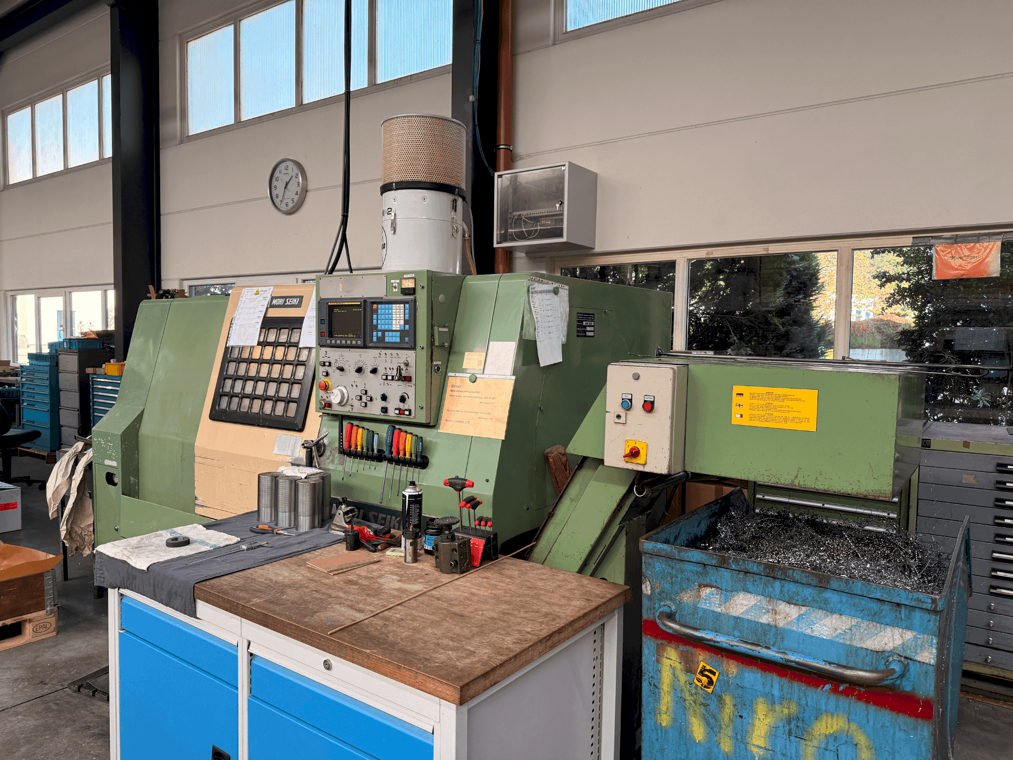 Čelní pohled na MORI SEIKI SL 25 (1989) stroj