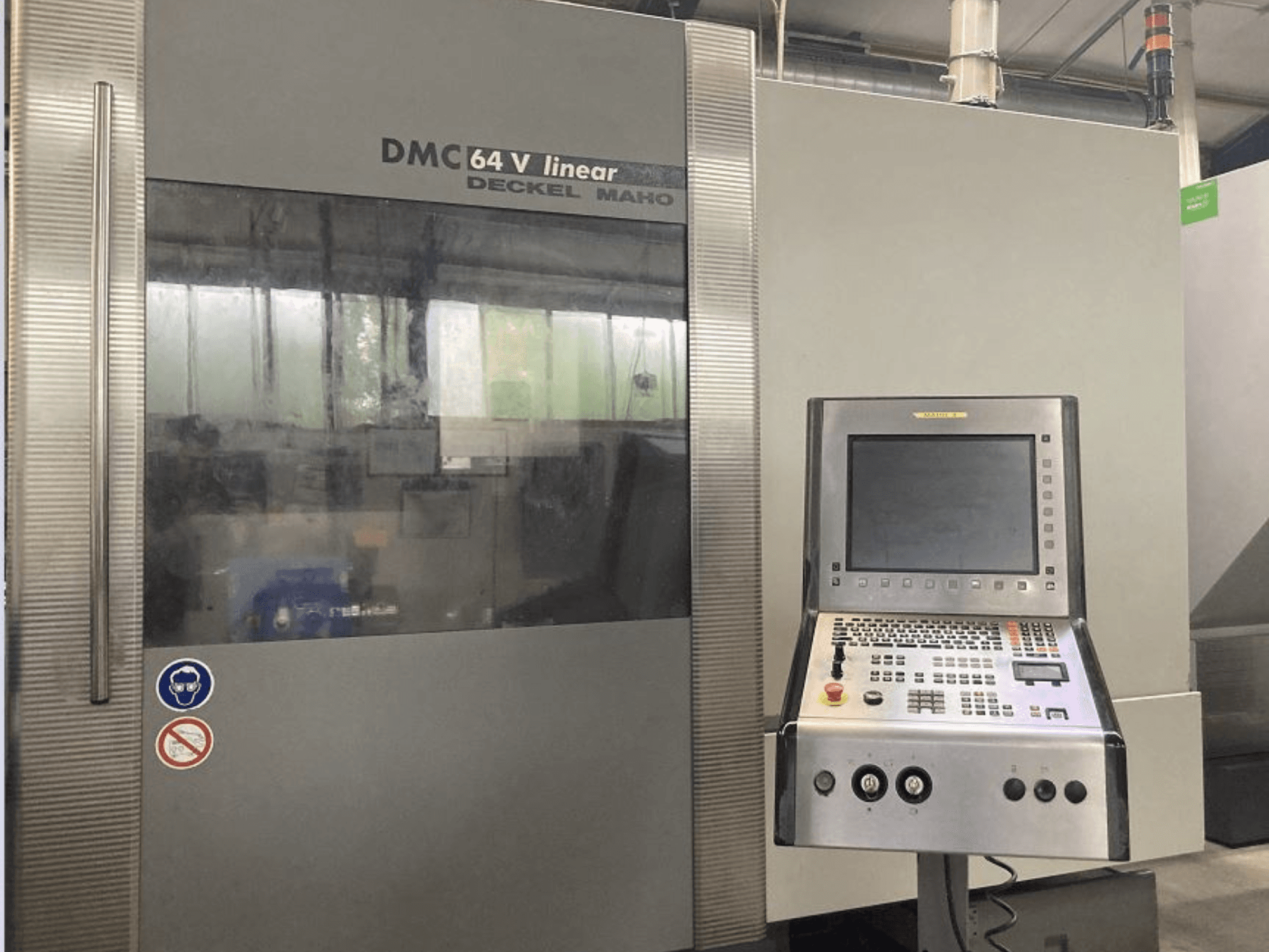 Lineární vertikální obráběcí centrum DMG DECKEL MAHO DMC 64V, čelní pohled na ovládací panel a displej.