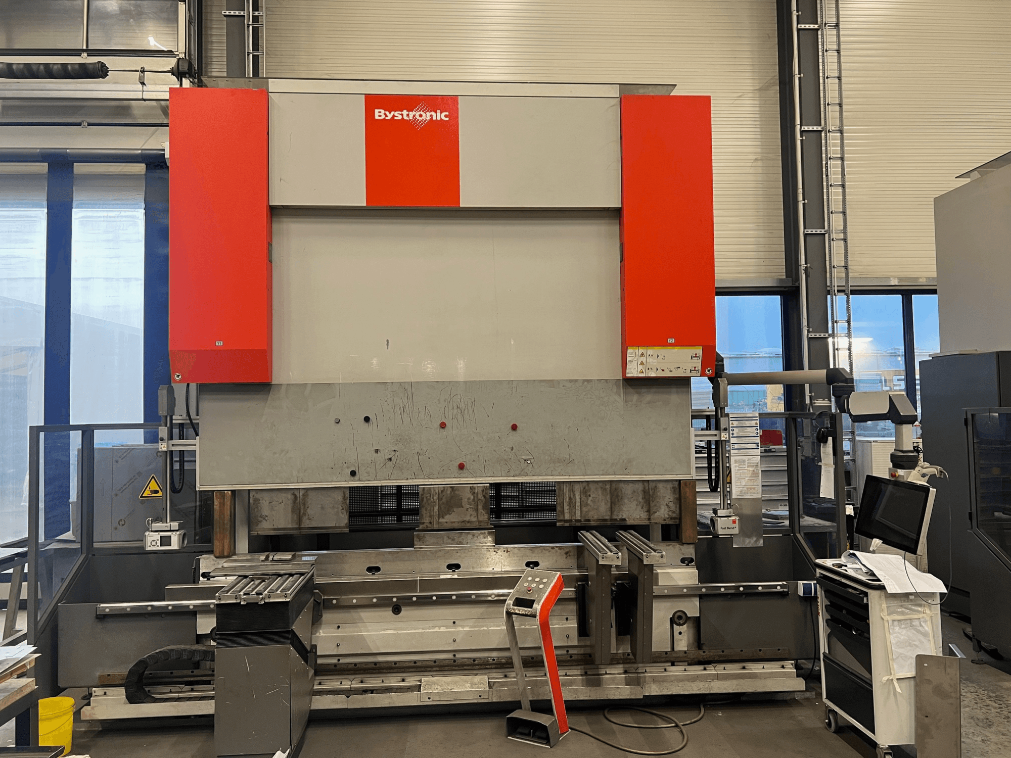 Ohýbačka plechu Bystronic v čelním pohledu, s elegantním designem, ovládacím panelem a bezpečnostními prvky.