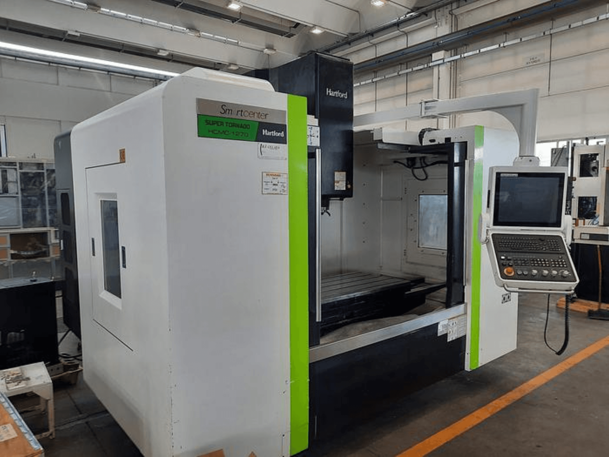 Stroj Hartford Super Tornado HCM-1270 CNC, pohled zepředu, zobrazující ovládací panel a otevřený pracovní prostor.