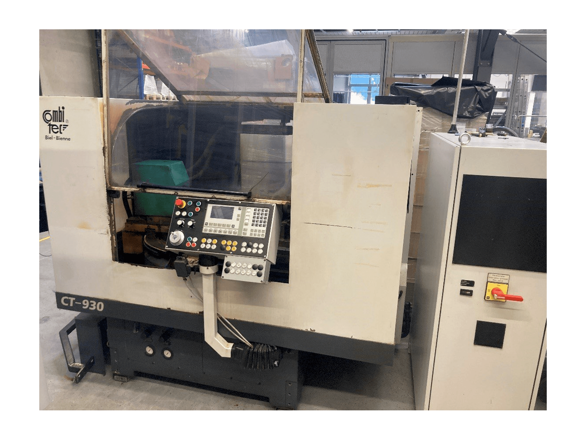 Čelní pohled na Combitec CT-930 stroj
