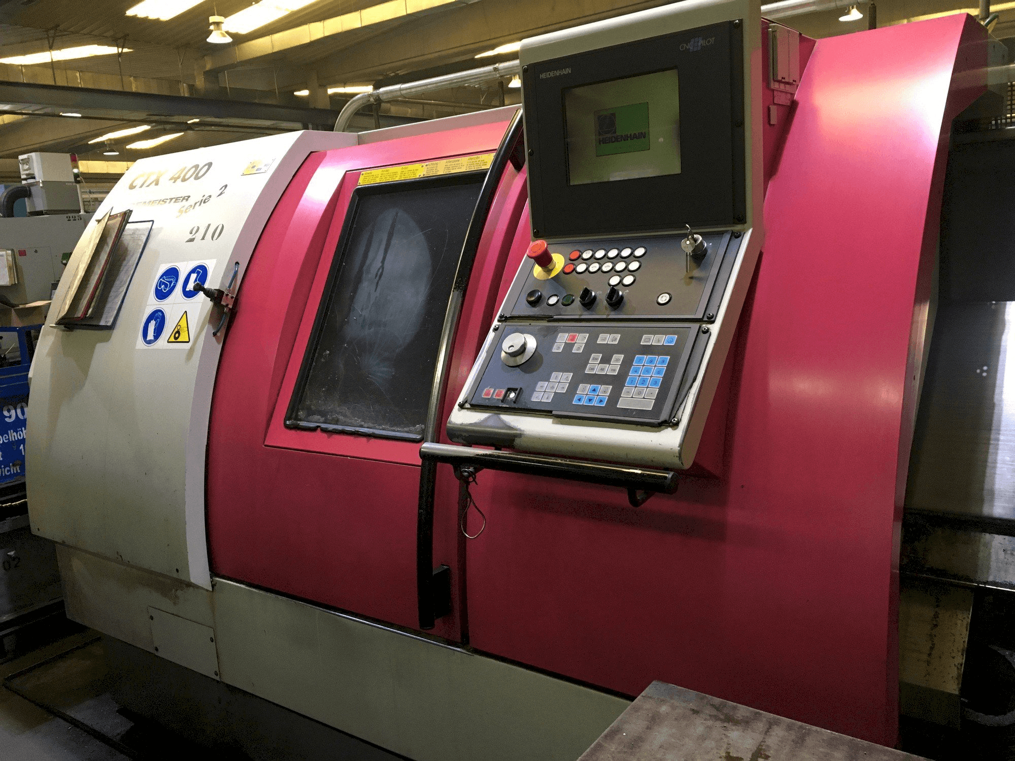 Čelní pohled na Gildemeister CTX-400 S2 stroj