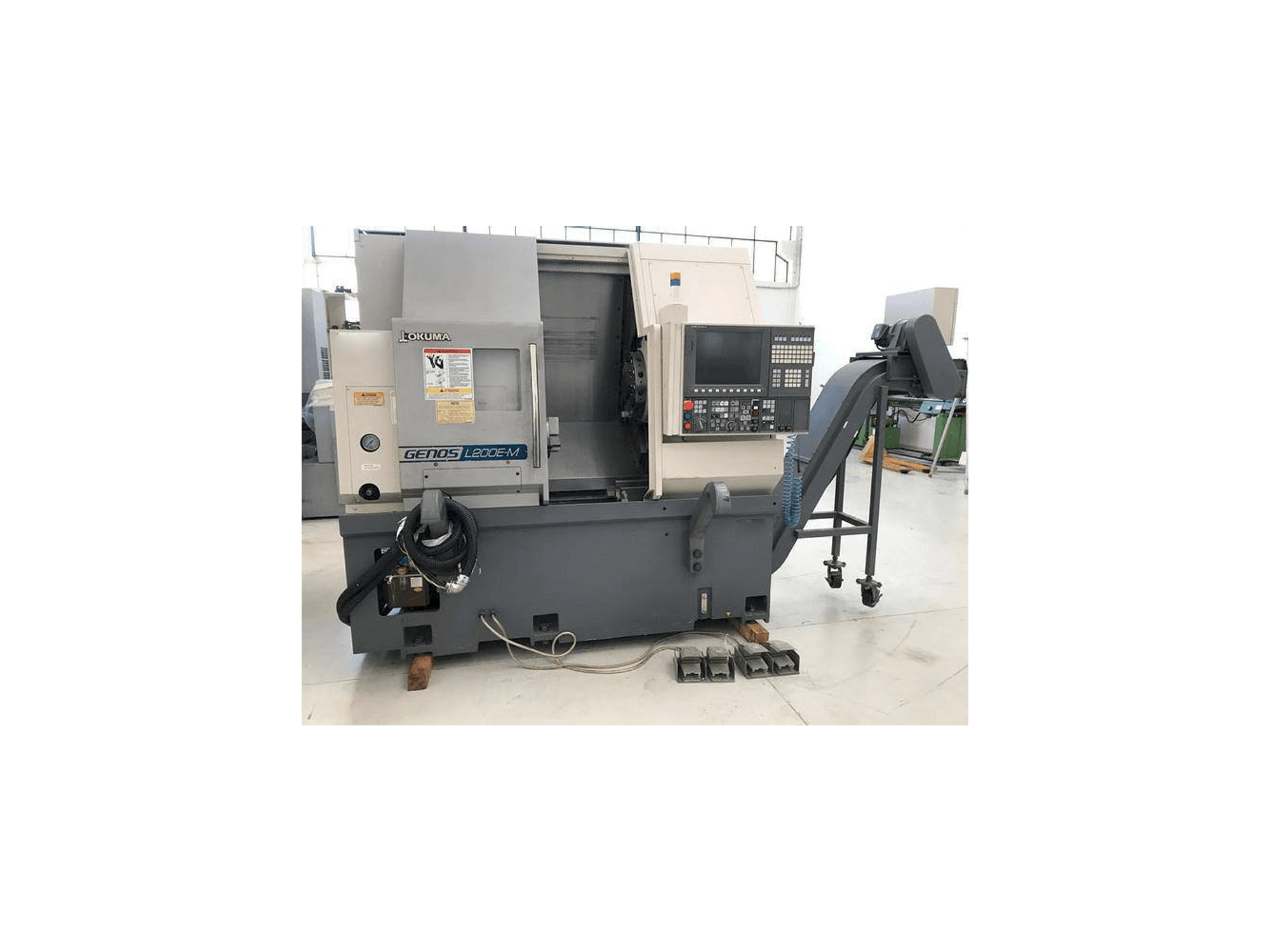 Čelní pohled na Okuma Genos L200E-MY stroj