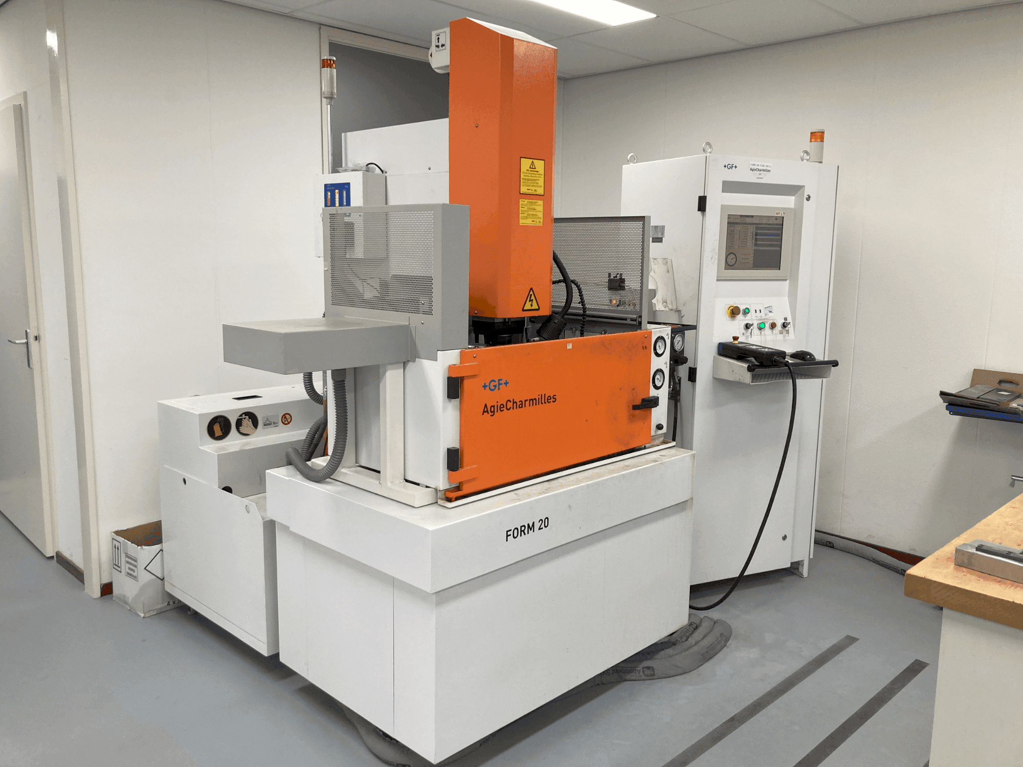 Čelní pohled na AgieCharmilles CABINET FORM20 stroj