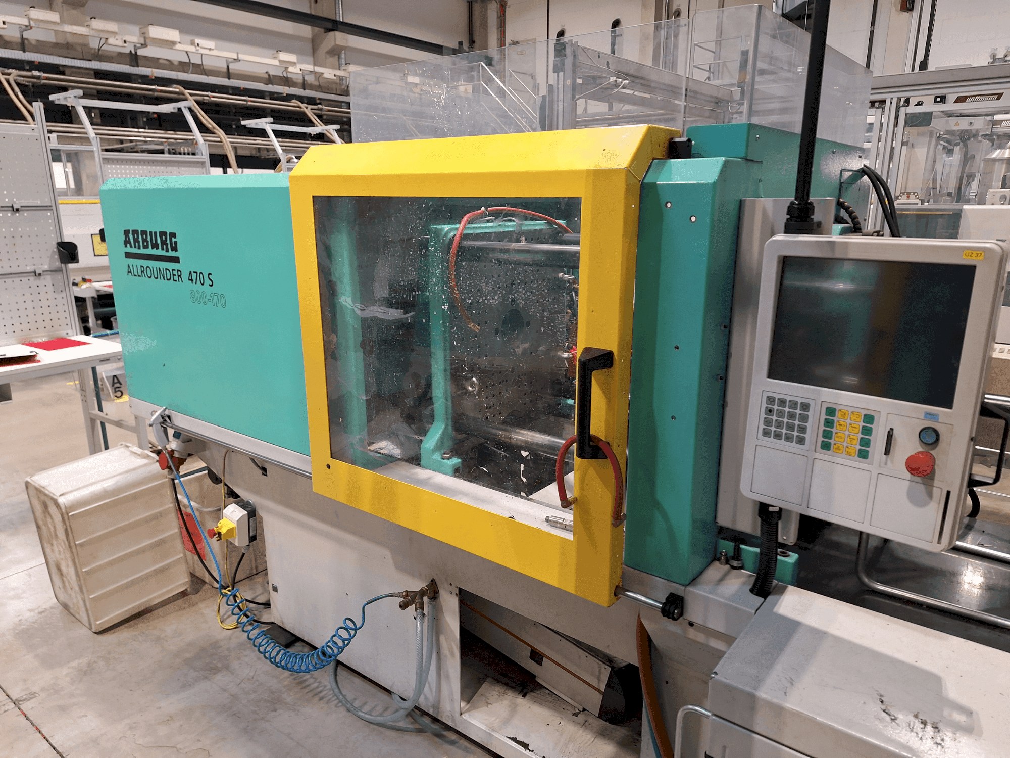 Čelní pohled na Arburg 470 S 800-170 stroj