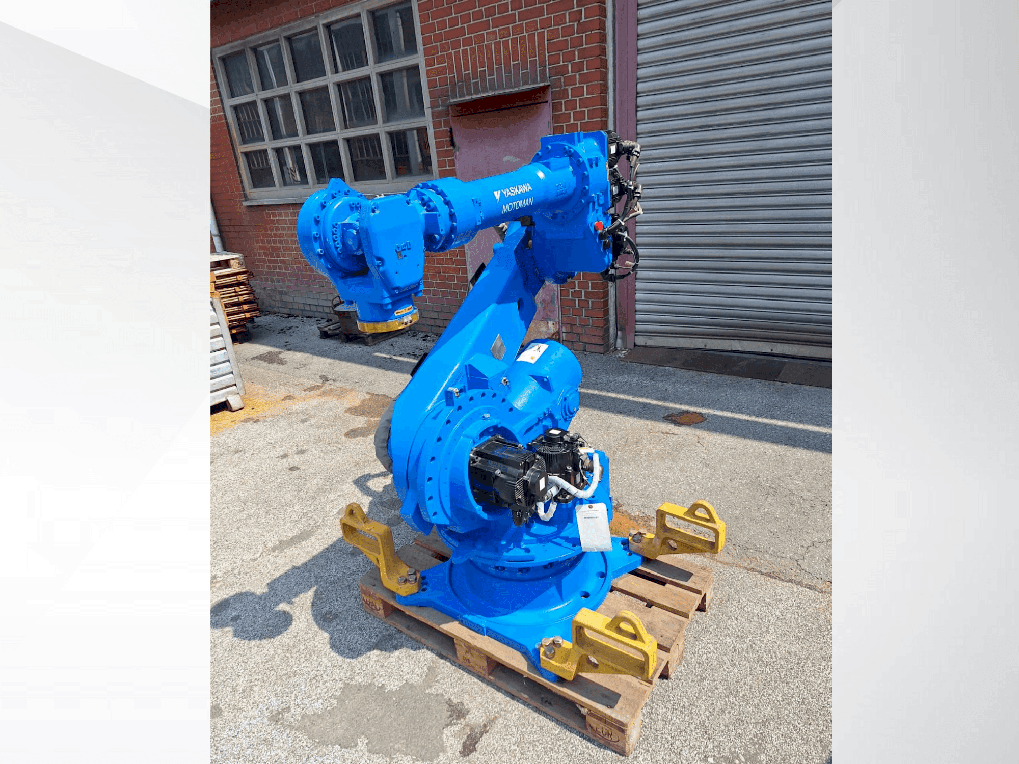 Čelní pohled na Yaskawa Motoman ES165D stroj