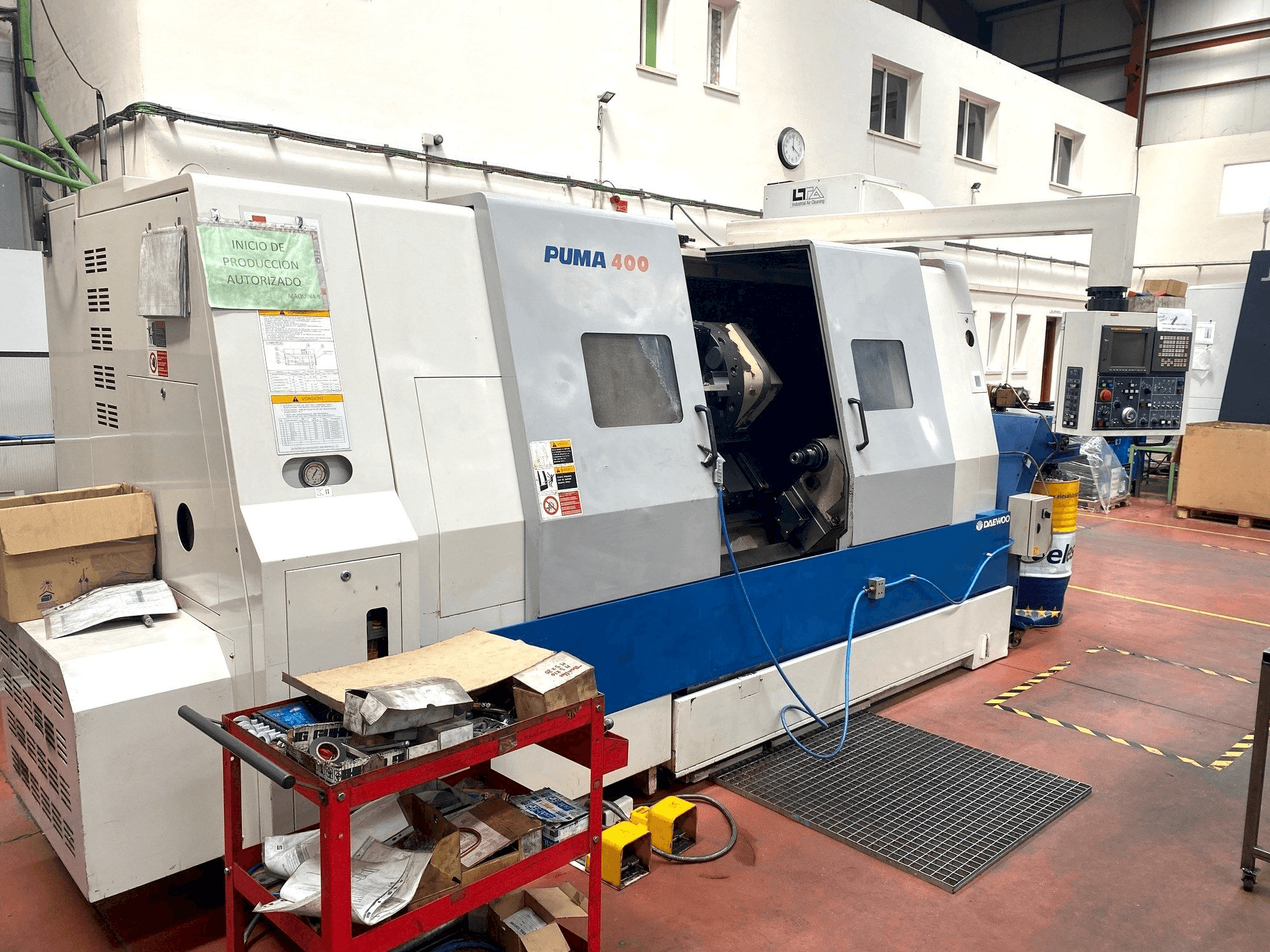 Čelní pohled na DAEWOO PUMA 400 stroj