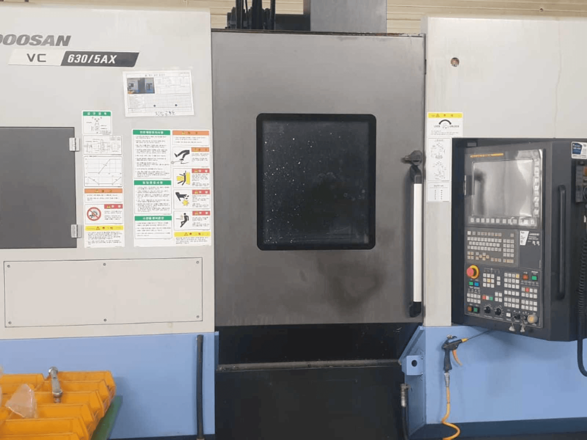 Čelní pohled na Doosan VC 630/5AX stroj