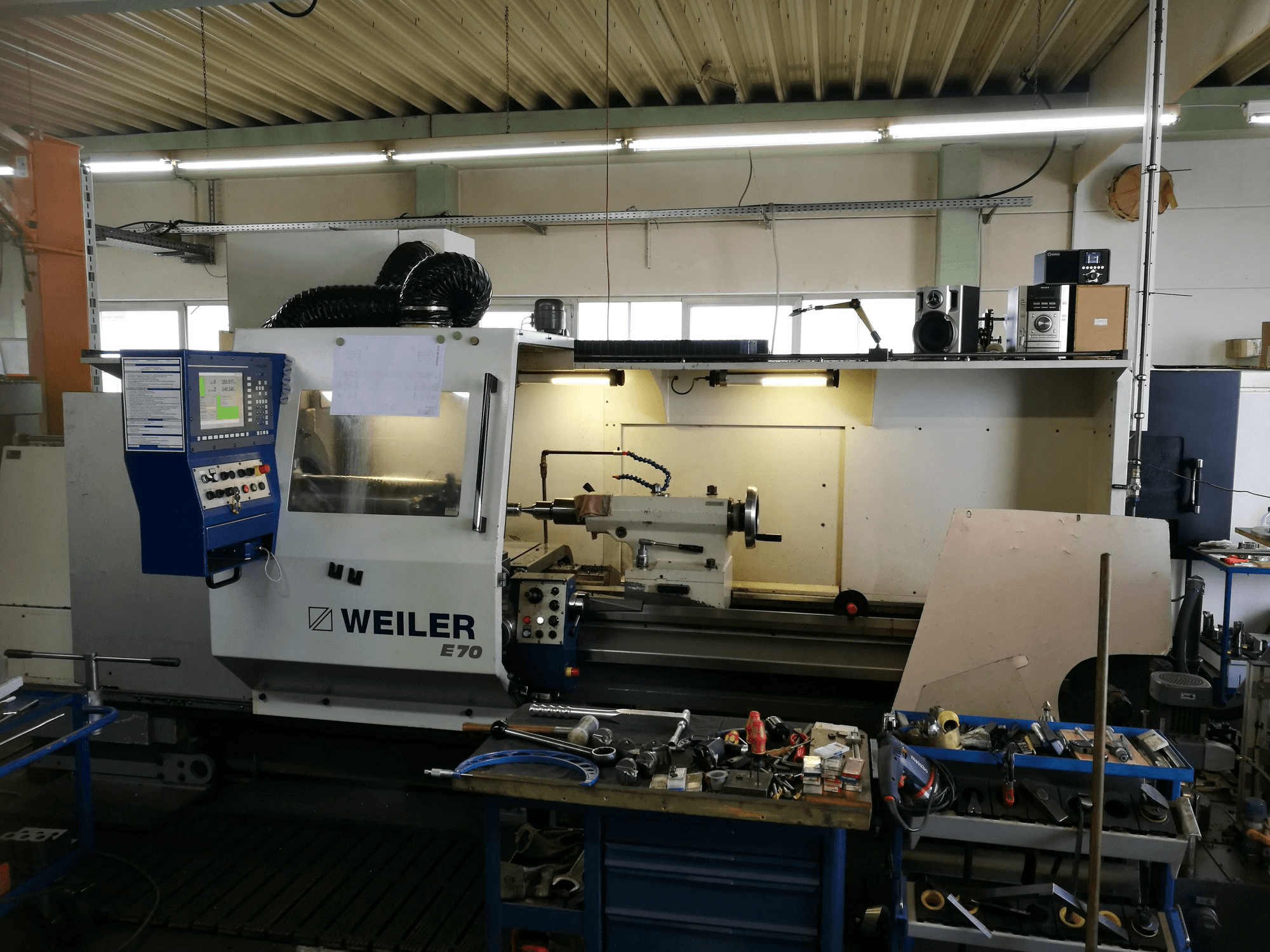 Čelní pohled na Weiler E70/3000 stroj