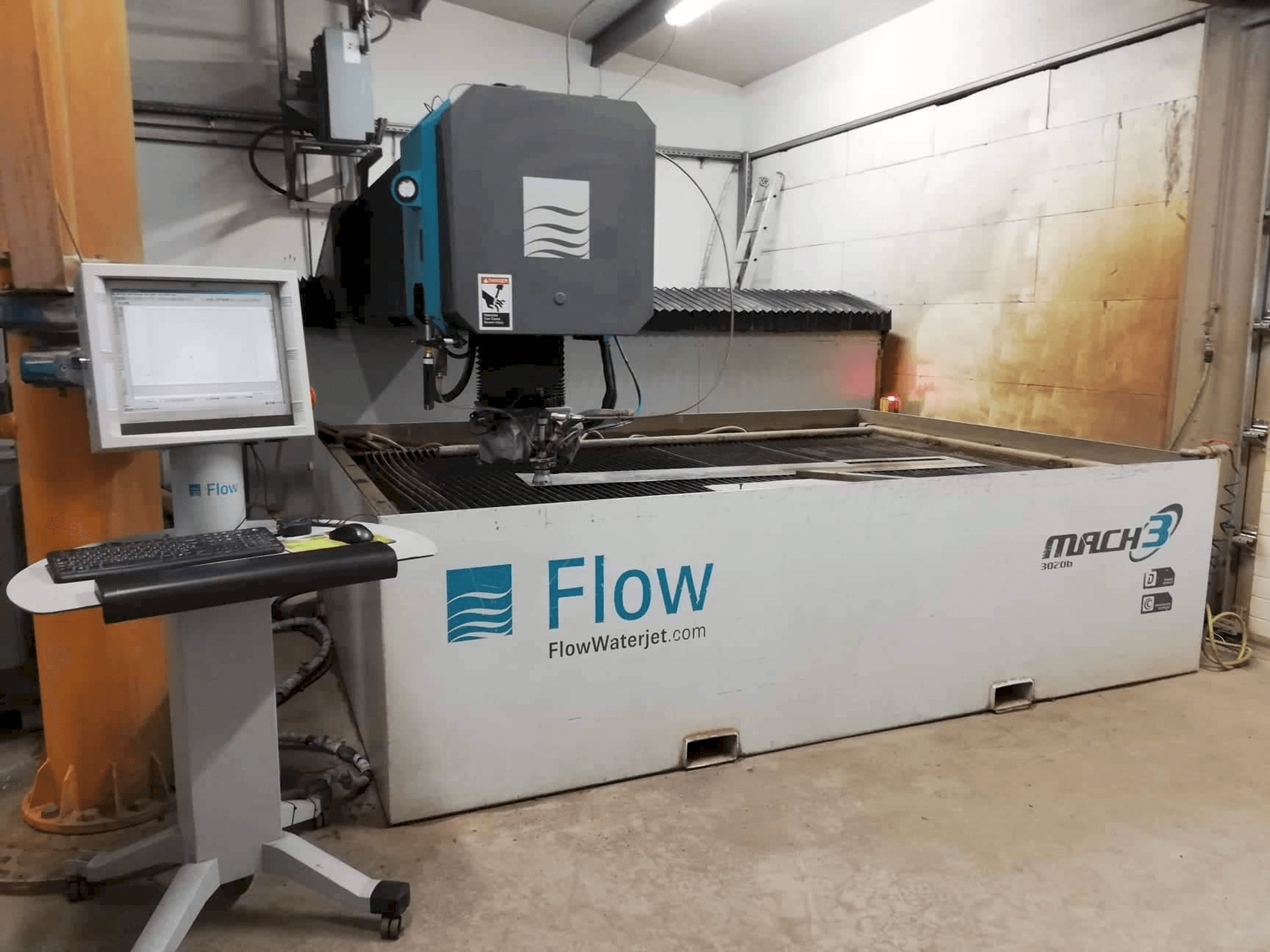 Čelní pohled na Flow Mach3-3020b stroj