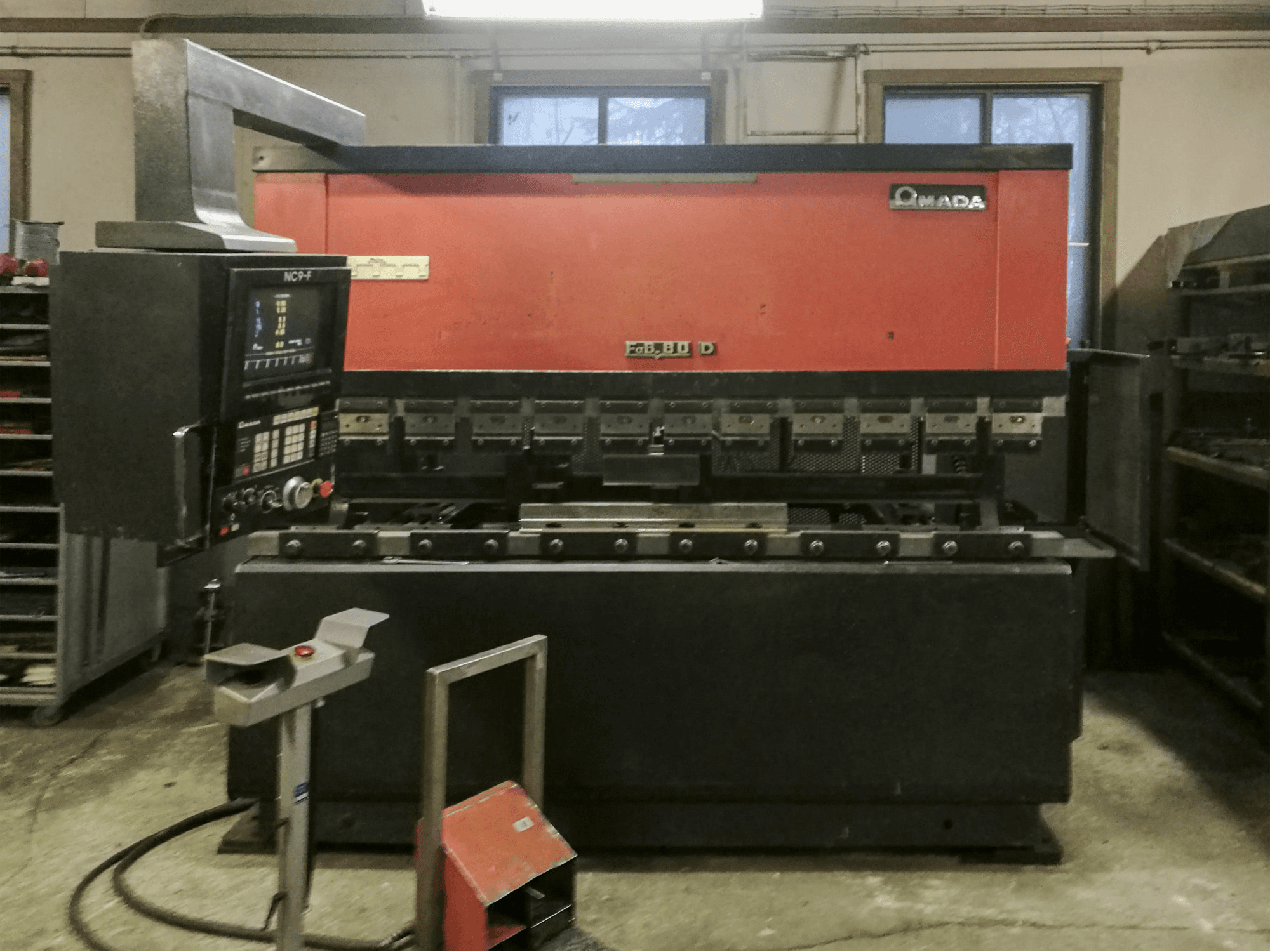 Čelní pohled na AMADA FBD-8025F stroj