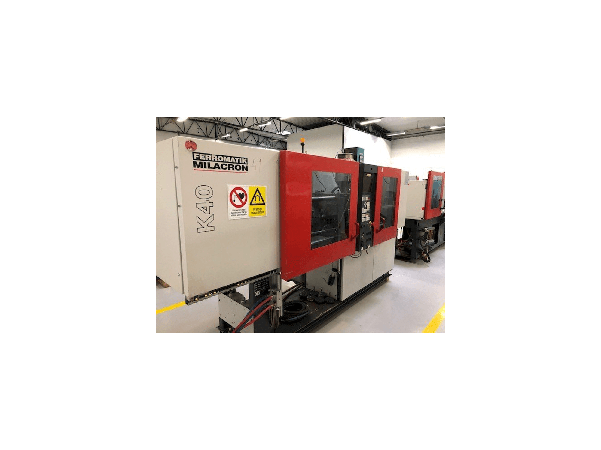 Levý boční pohled na FERROMATIK MILACRON K40 D-E stroj