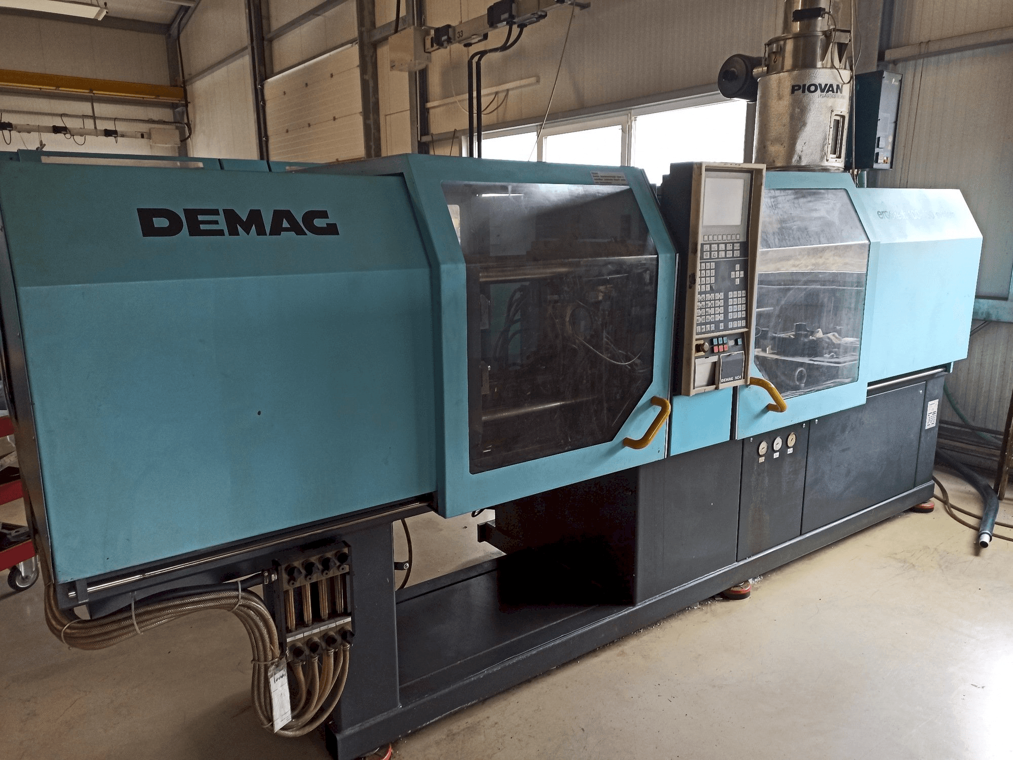 Levý boční pohled na DEMAG Ergotech 150-610 Compact stroj