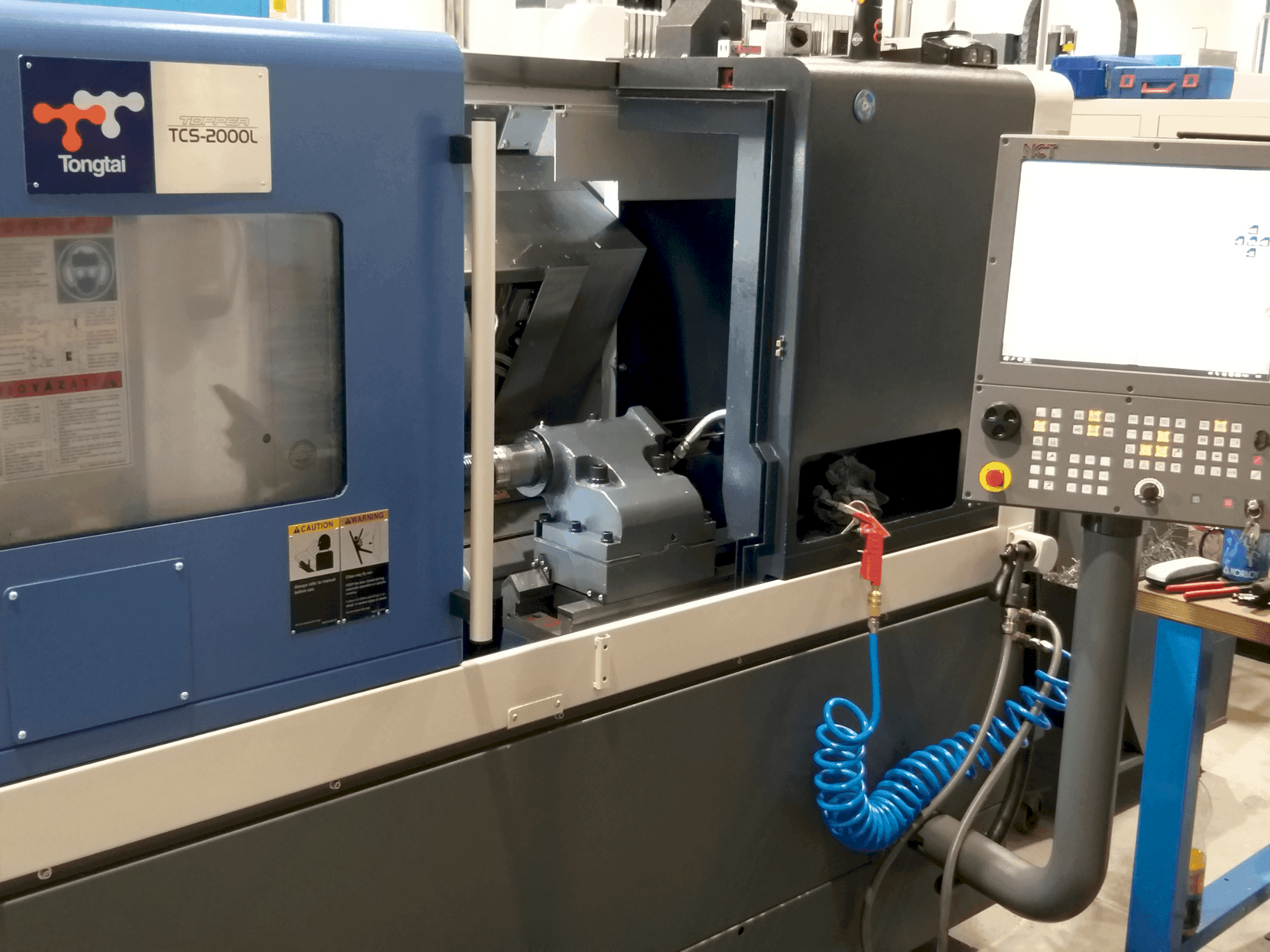 Čelní pohled na Tongtai TCS2000LDT stroj
