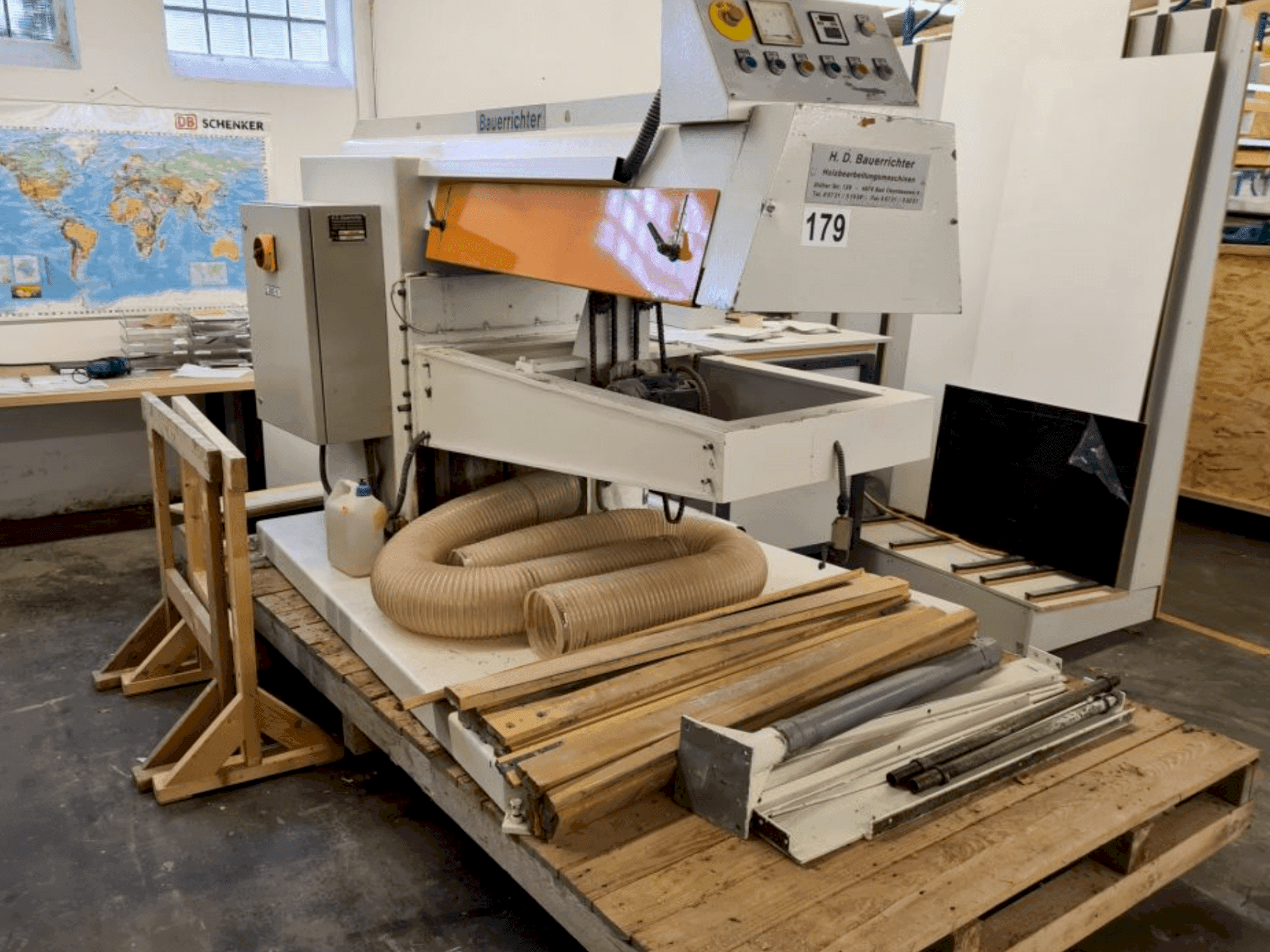 Čelní pohled na BAUERRICHTER SL1 1350X3500 stroj