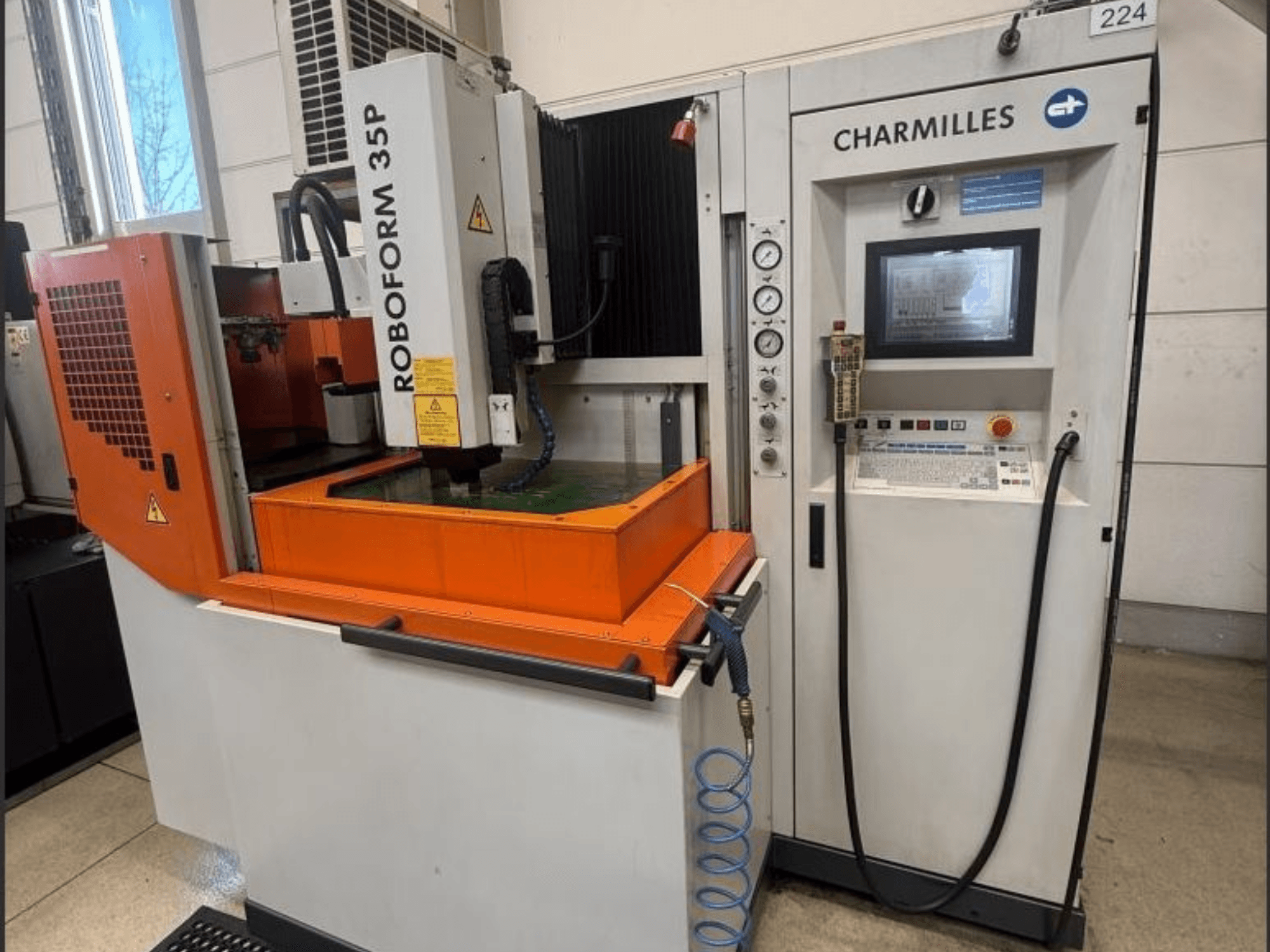 Elektroerozivní stroj Charmilles ROBOFORM 35P, pohled zepředu, s ovládacím panelem, portálem a nádrží na kapalinu v provozu.