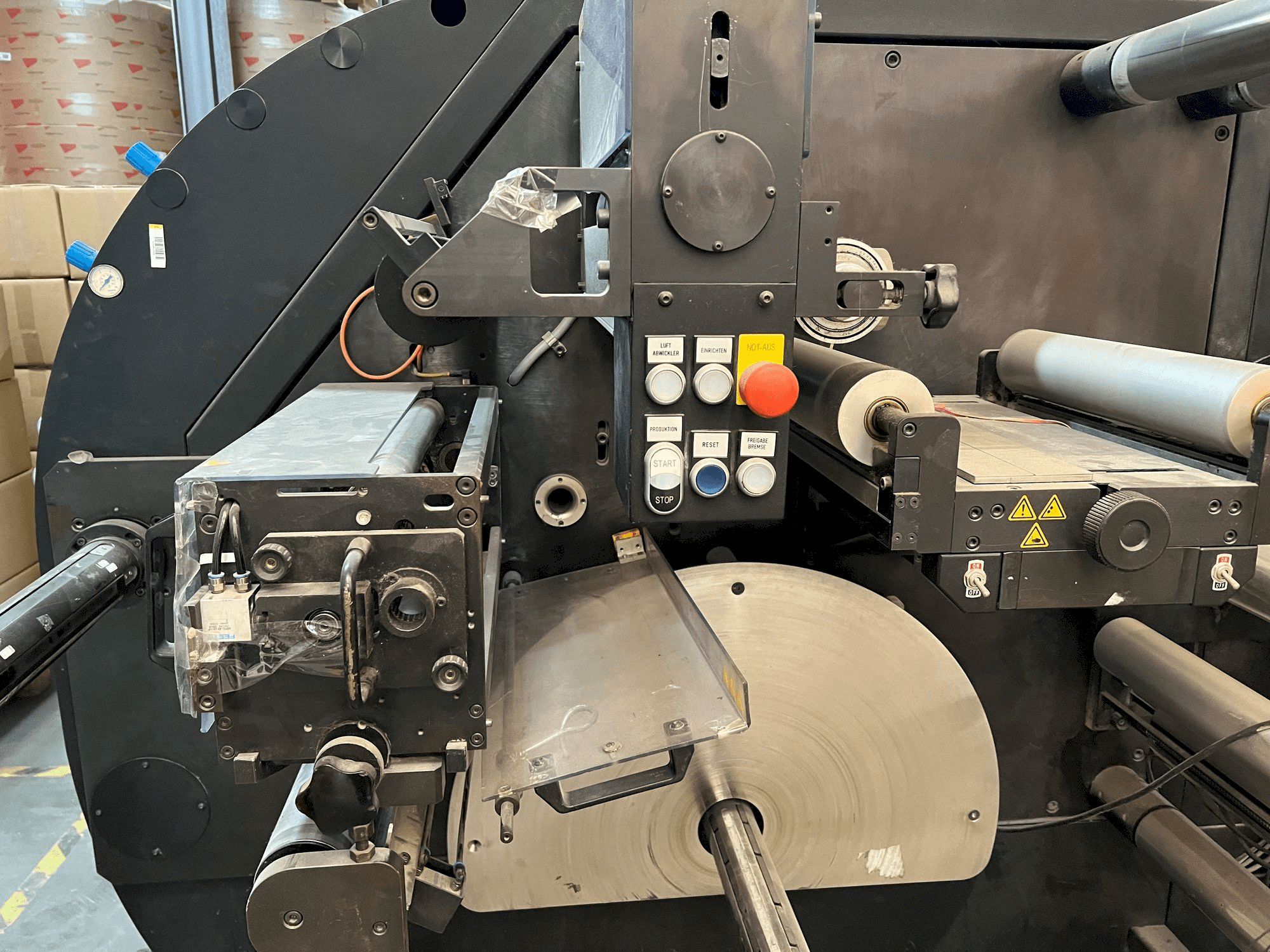 Čelní pohled na FLEXOR 380B stroj