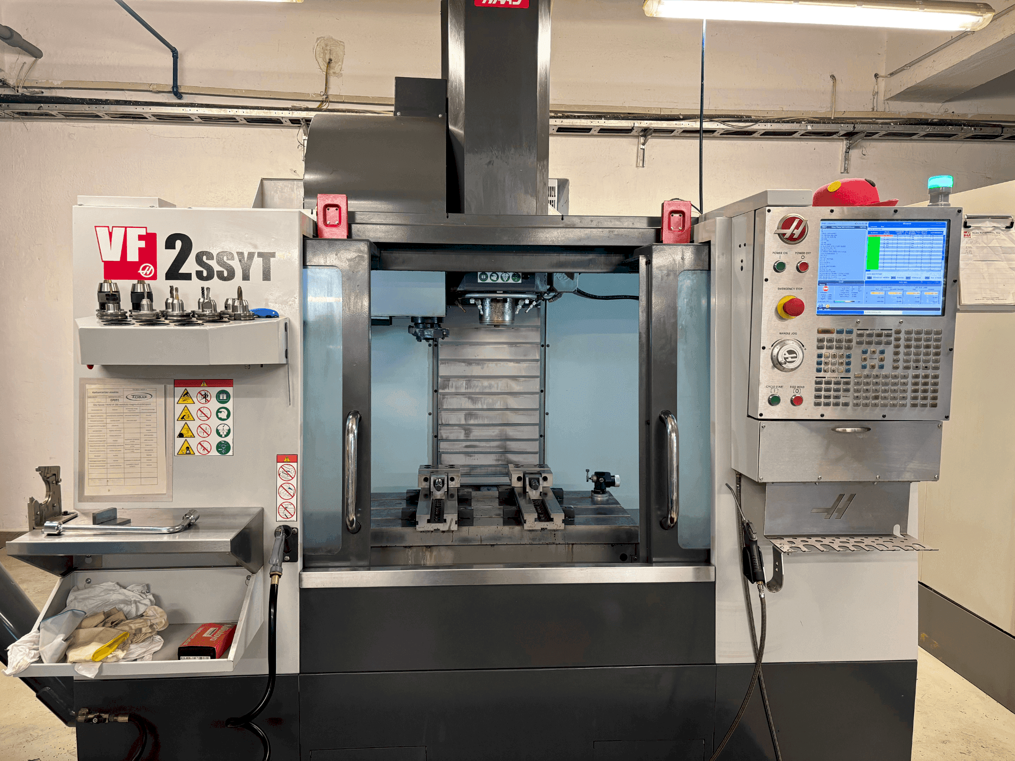 Čelní pohled na HAAS HAAS VF-2SSYT stroj