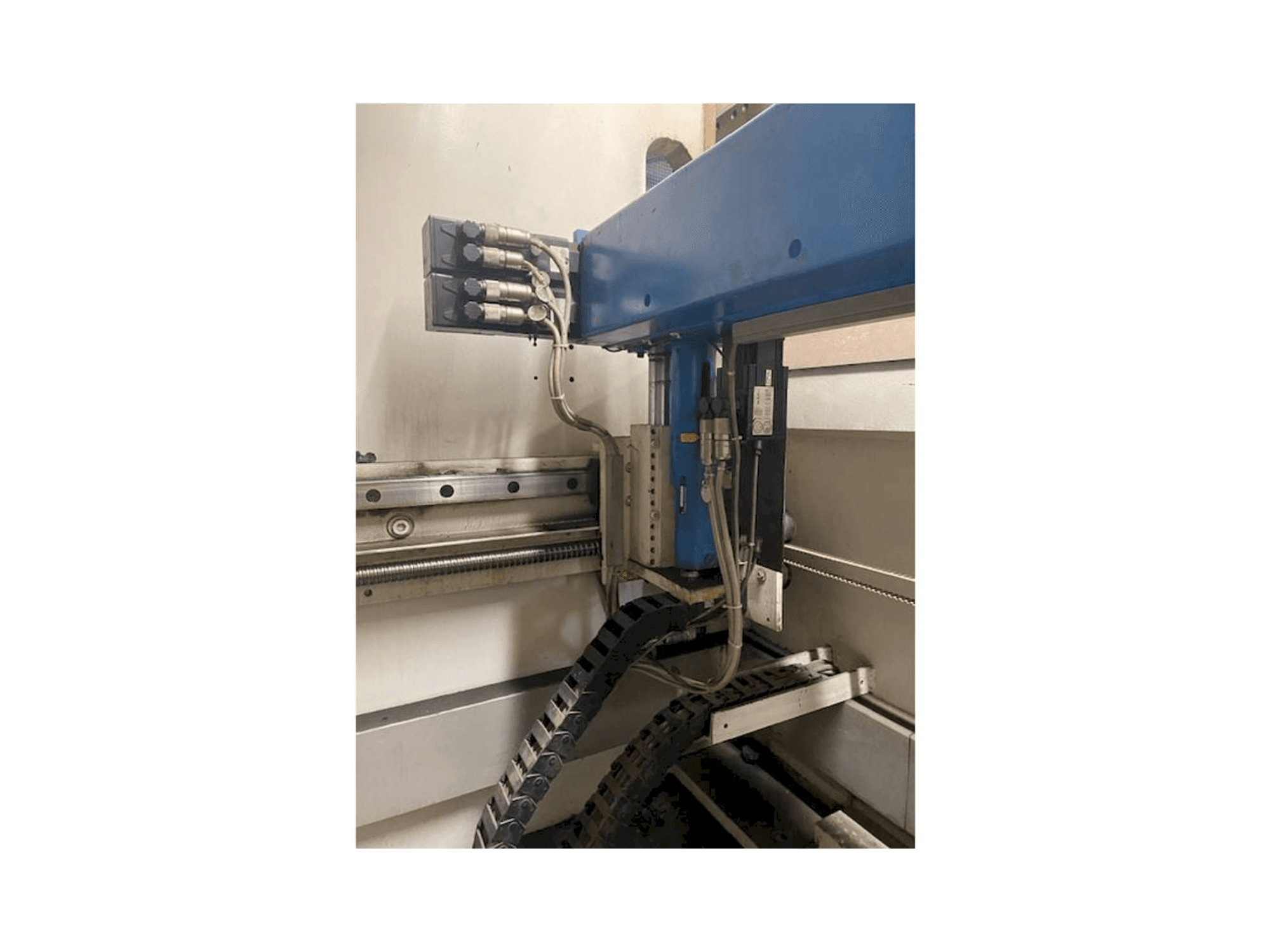 Čelní pohled na EHT VarioPress 225-30 stroj