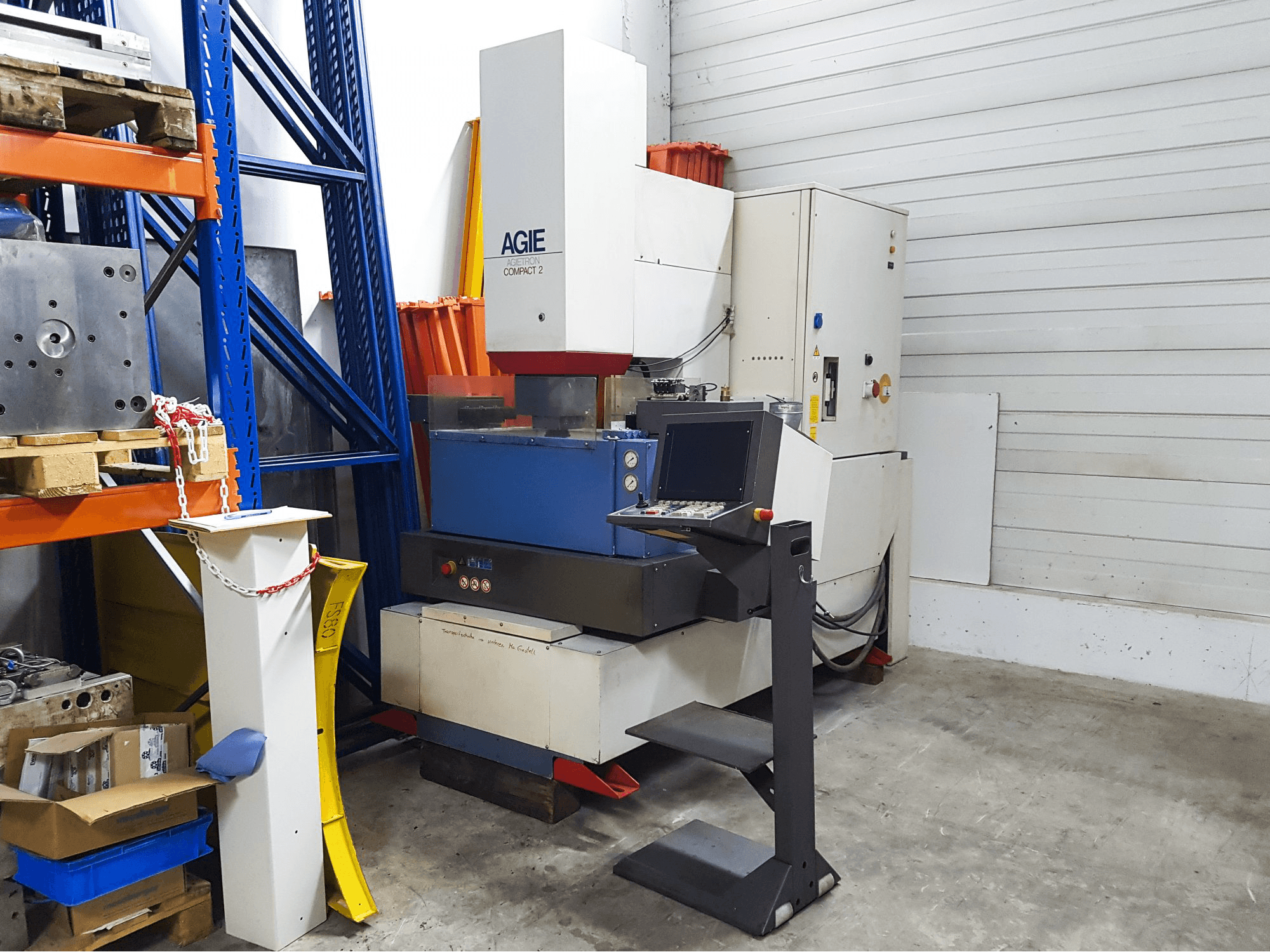 Pravý pohled na AGIE AGIETRON Compact 2 stroj