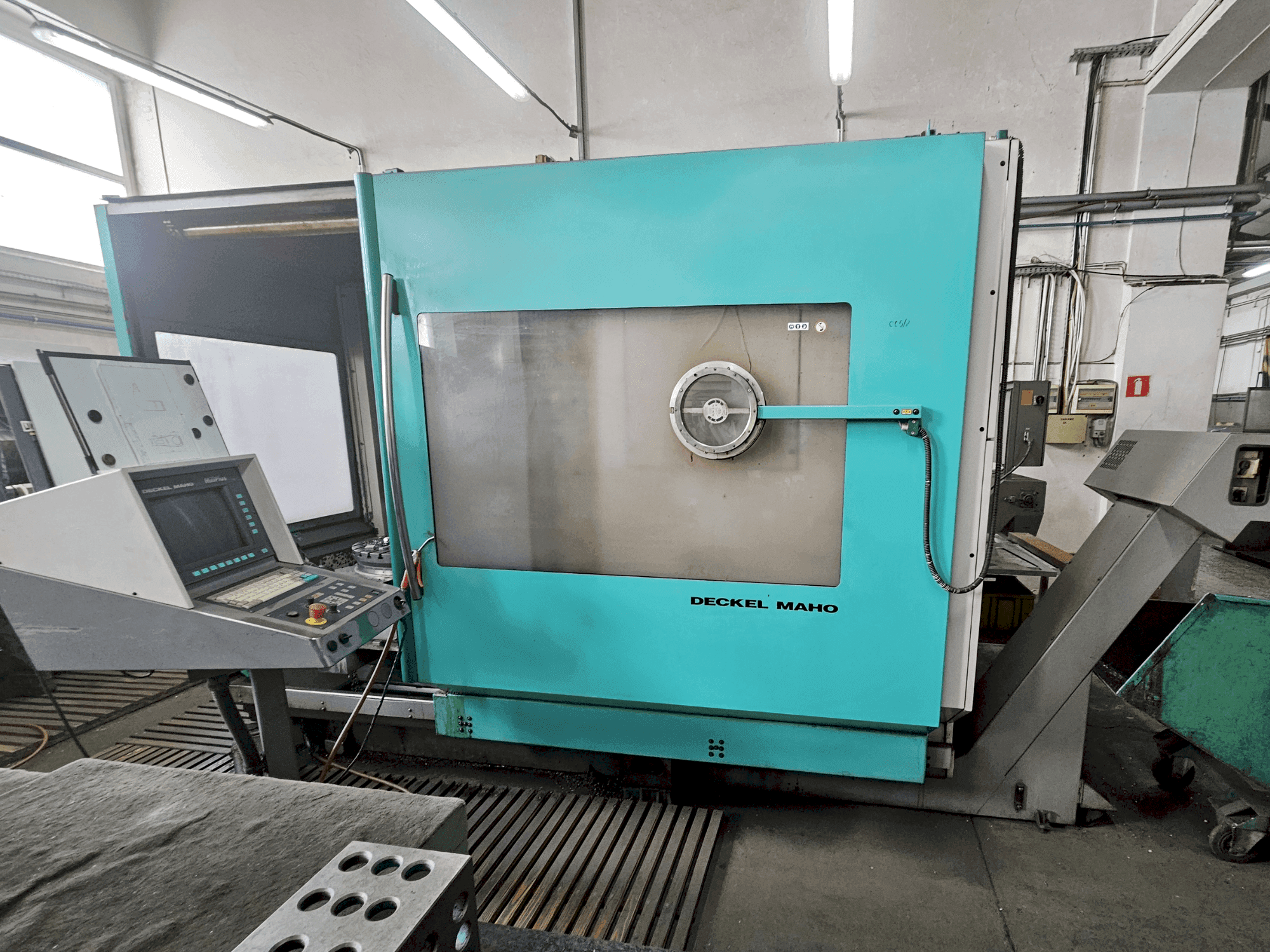 Čelní pohled na DECKEL MAHO DMU 60P stroj