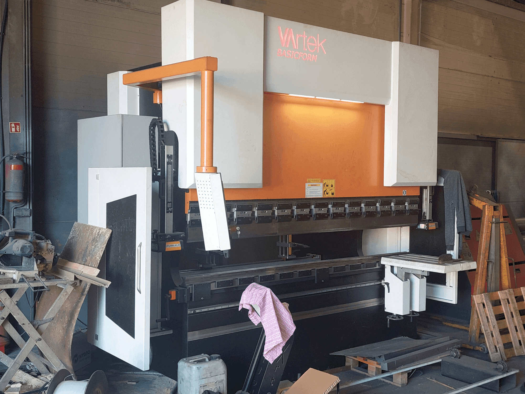 Čelní pohled na VARTEK BasicForm 2600 / 135 CNC stroj