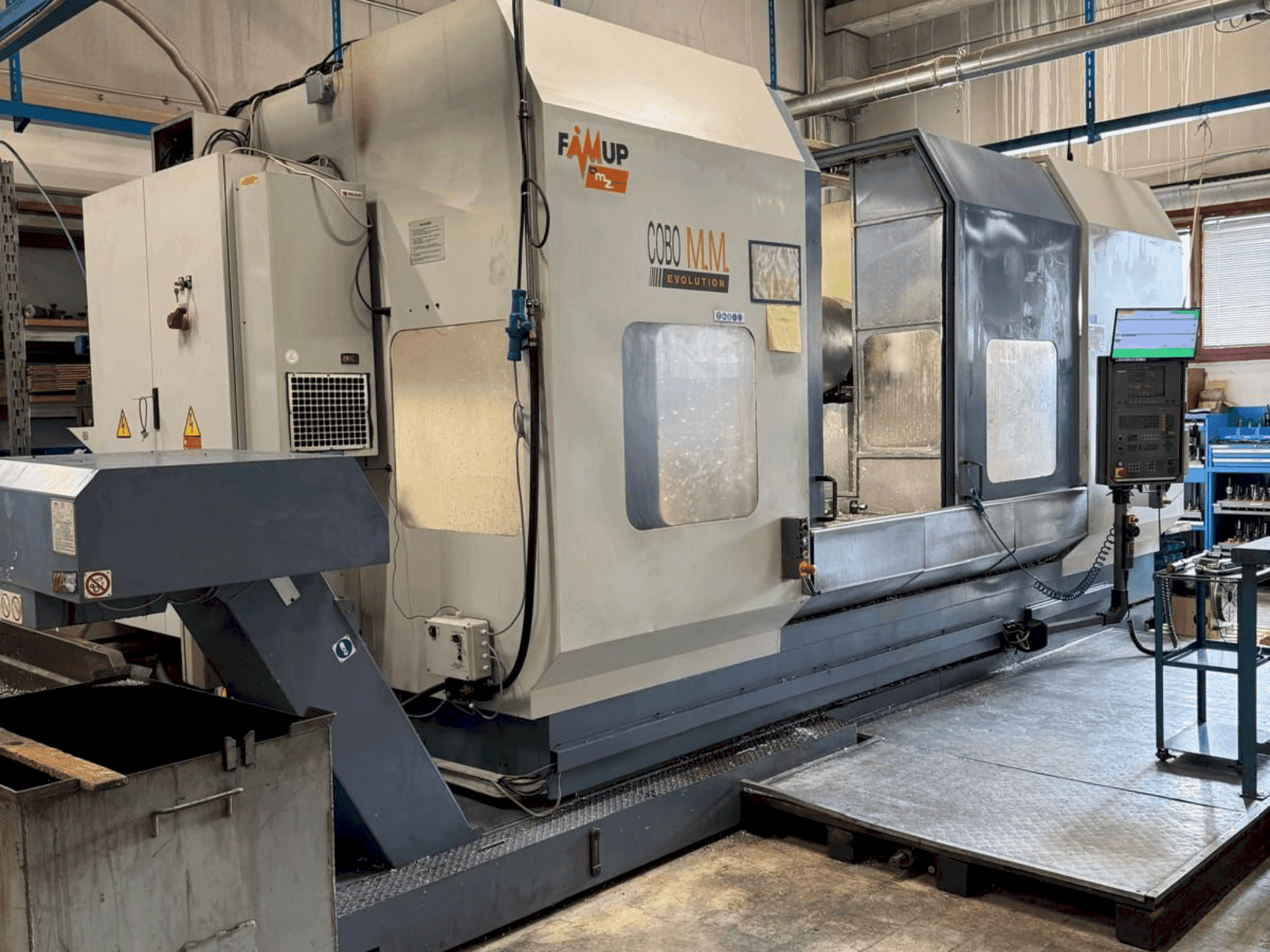 Čelní pohled na FAMUP COBO MM 3000 stroj