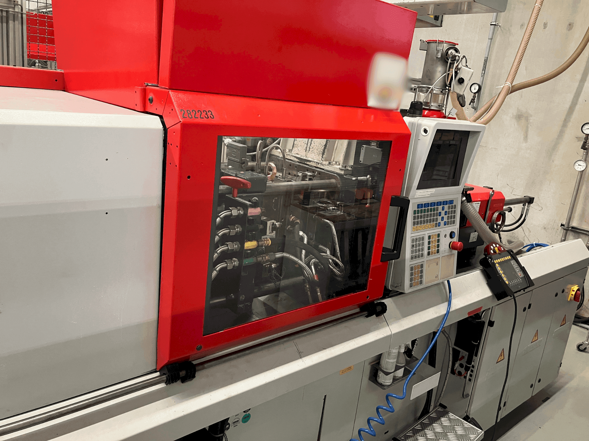 Čelní pohled na Arburg Allrounder 320 S 500-150 stroj