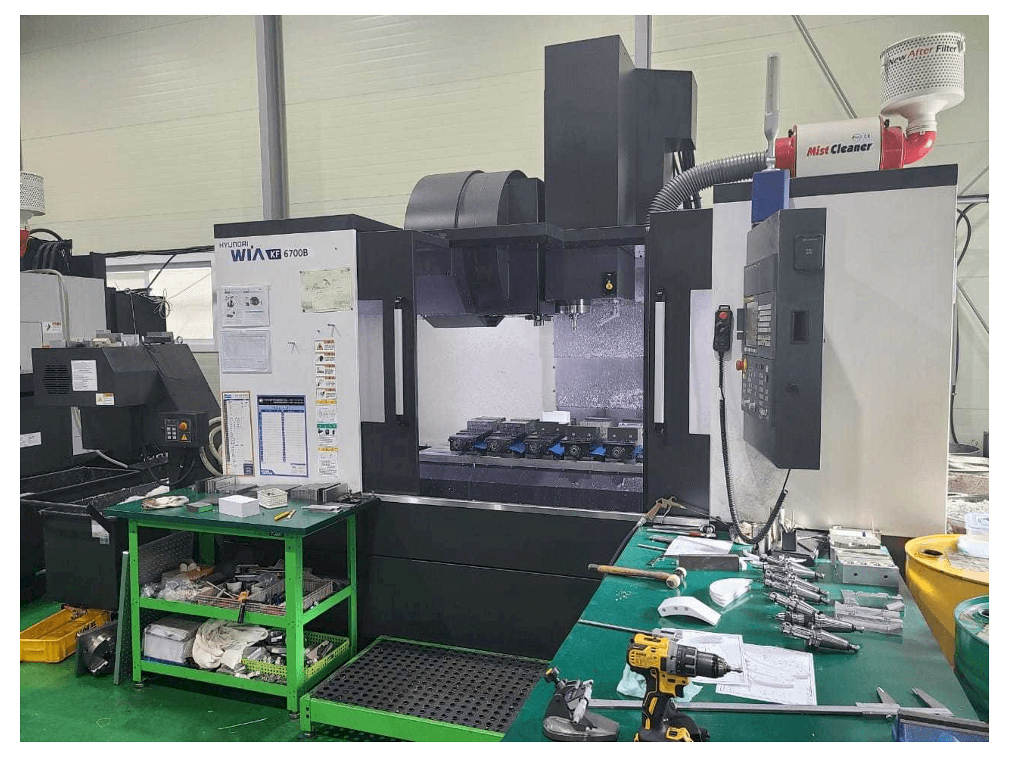 Čelní pohled na Hyundai Wia KF 6700B stroj